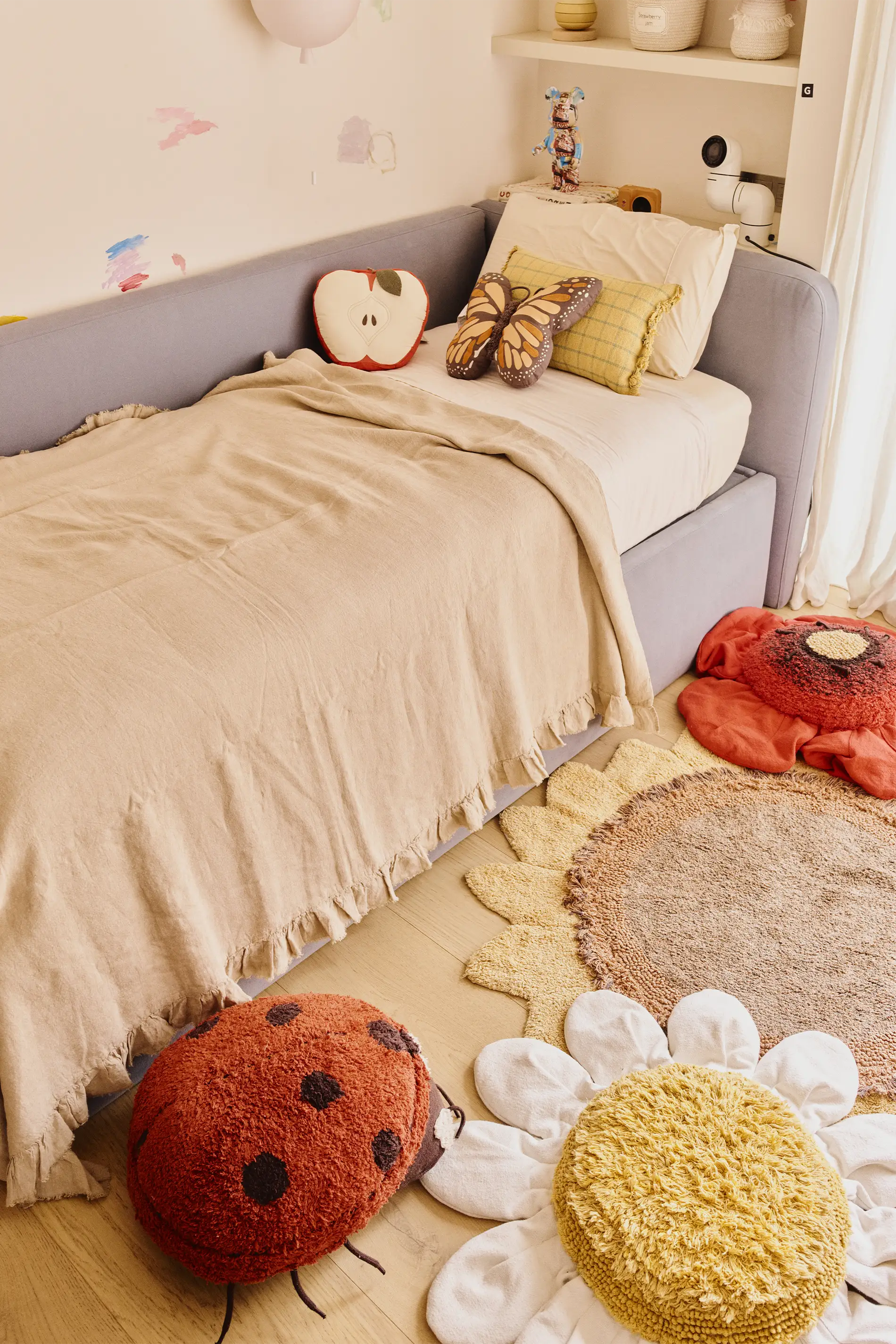 lorena-canals-coussin-de-sol-maria-the-ladybug-pouf-coccinelle image 7
