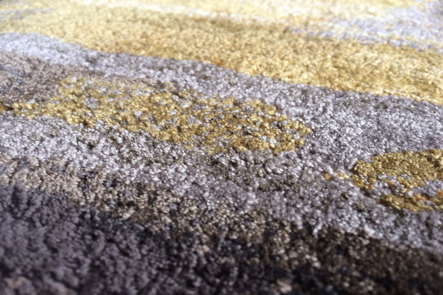 serge-lesage-tapis-hollo-miel-tapis-contemporain-iconique image 3