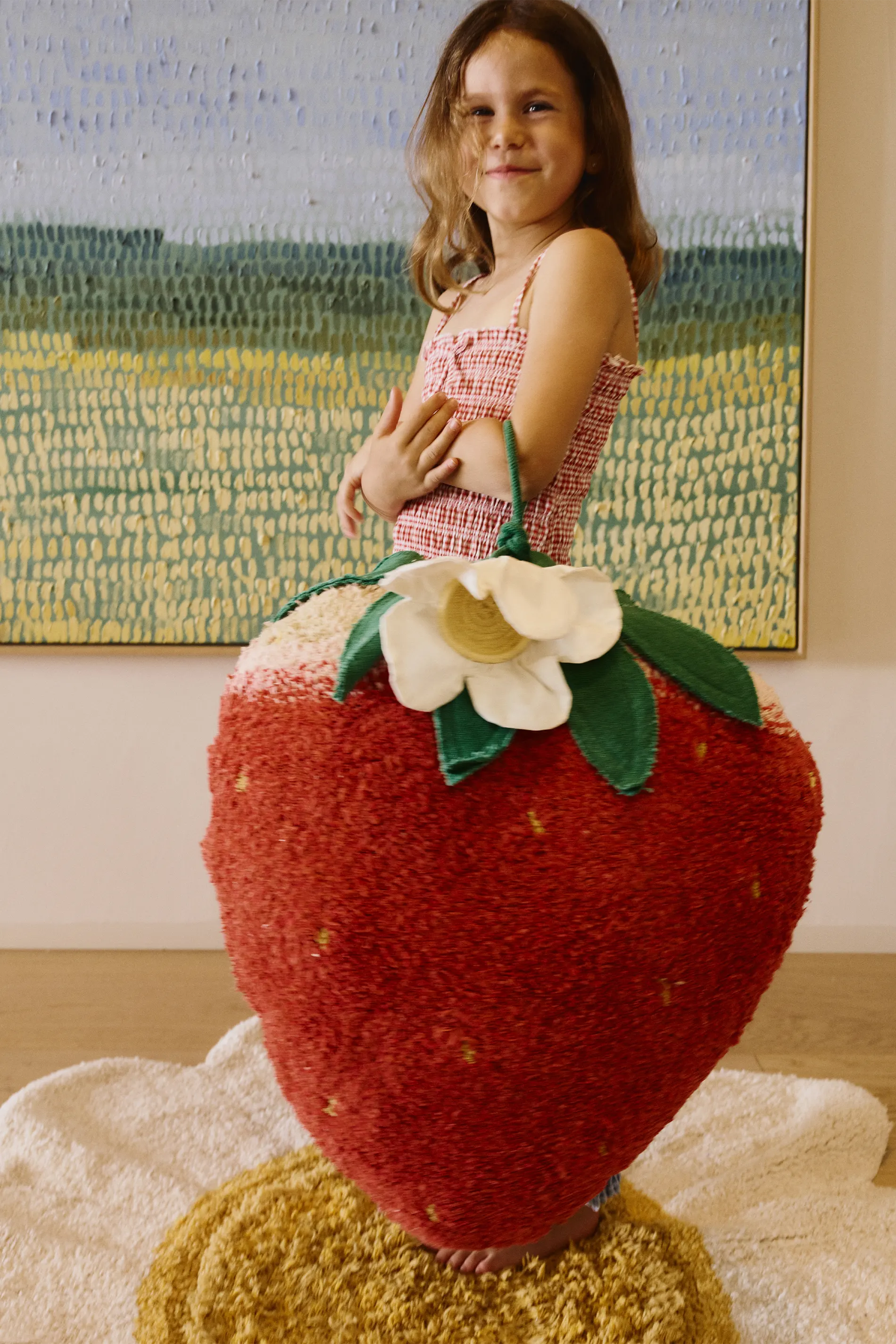 lorena-canals-coussin-de-sol-strawberry-pouf-fraise-brod image 3