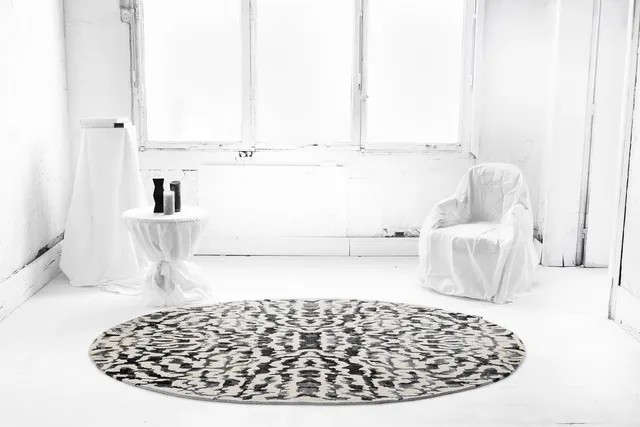 tapis-ovale-serge-lesage-skin-noir-blanc image 1