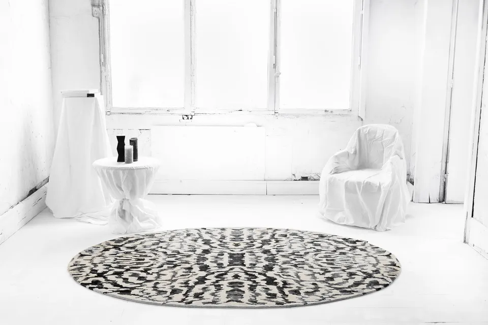 tapis-ovale-serge-lesage-skin-noir-blanc image 1
