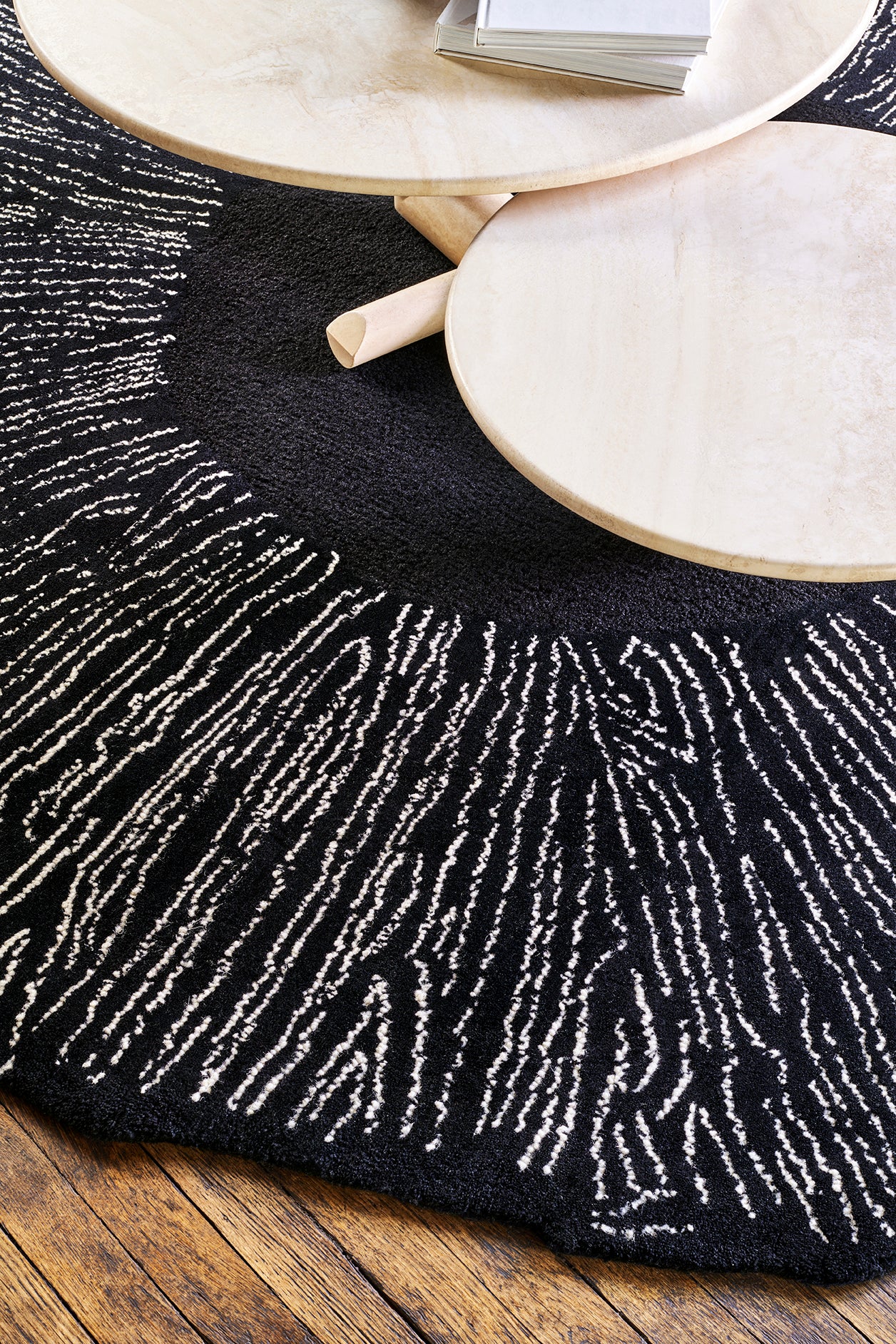 toulemonde-bochart-eye-flower-noir-tapis-rond-100-laine-tuft-main image 5