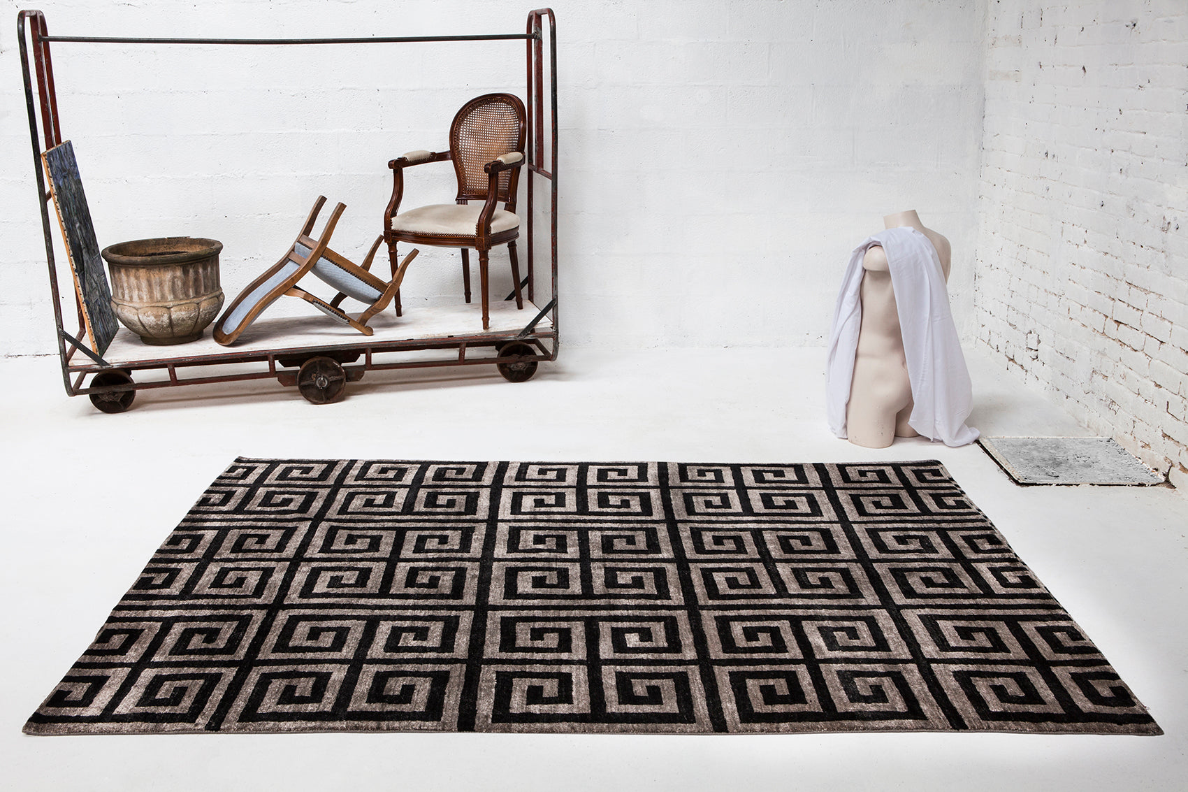 tapis-serge-lesage-labyrinth-ii-noir-or-bambou image 2