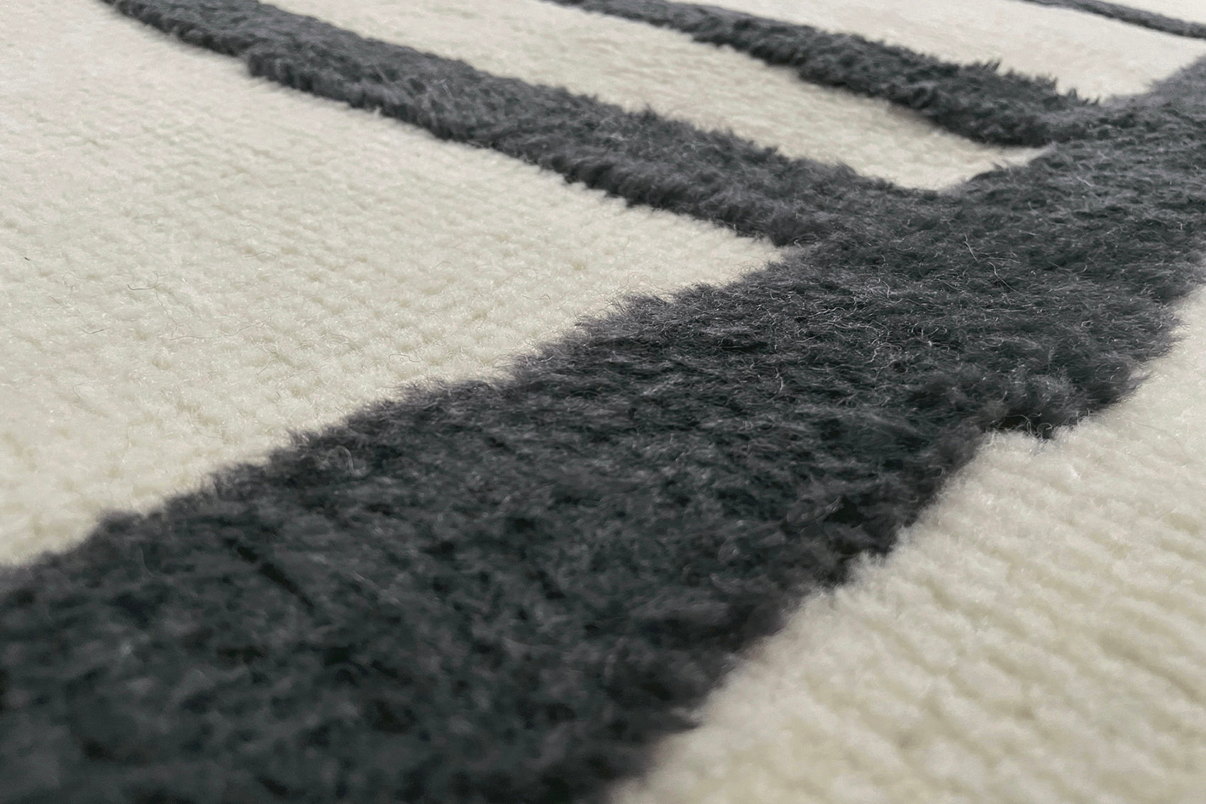 serge-lesage-tapis-cocoon-iii-cru-tapis-carr-g-om-trique image 3