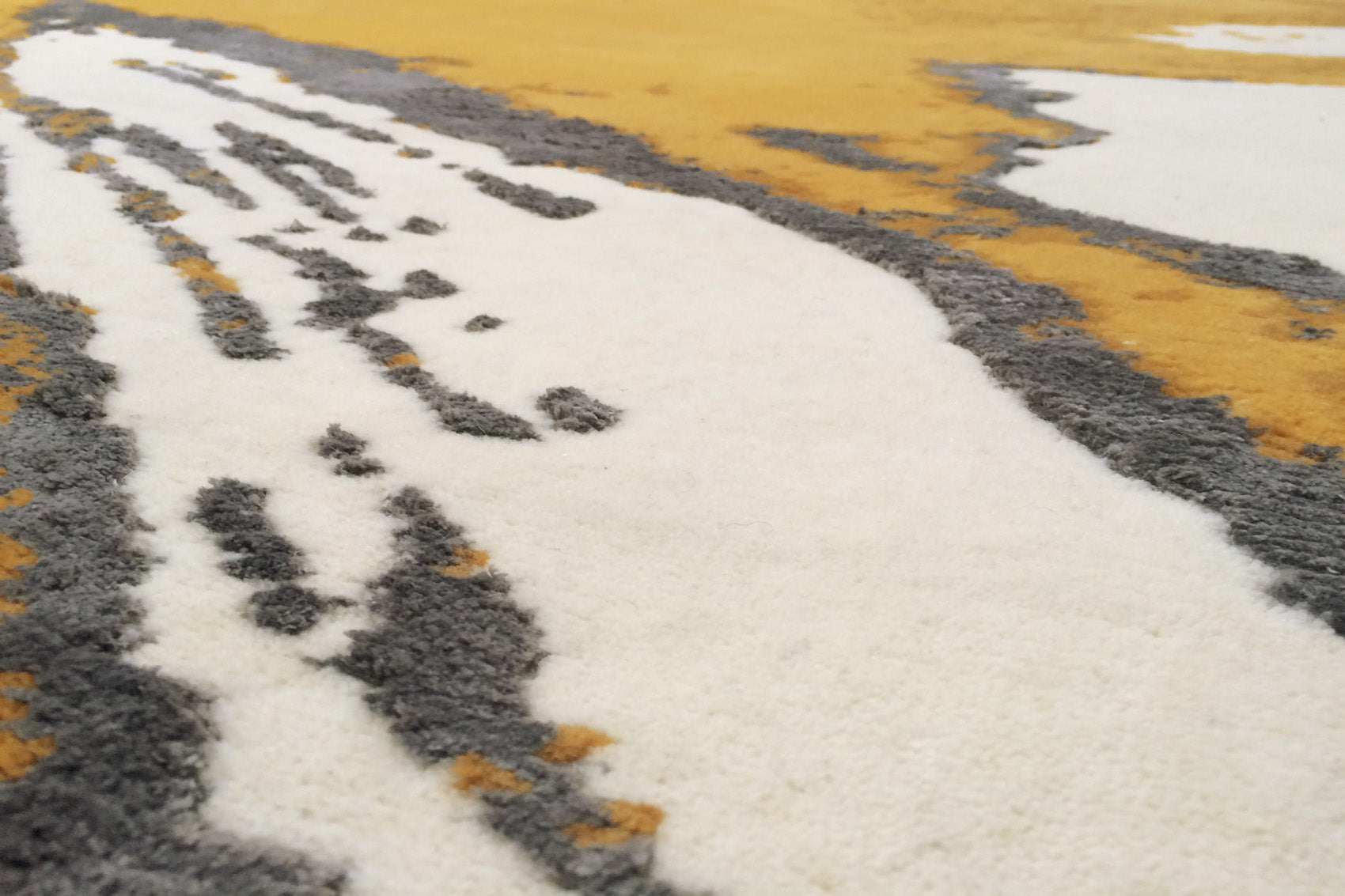 serge-lesage-tapis-run-miel-tapis-contemporain-ocre-et-gris image 3