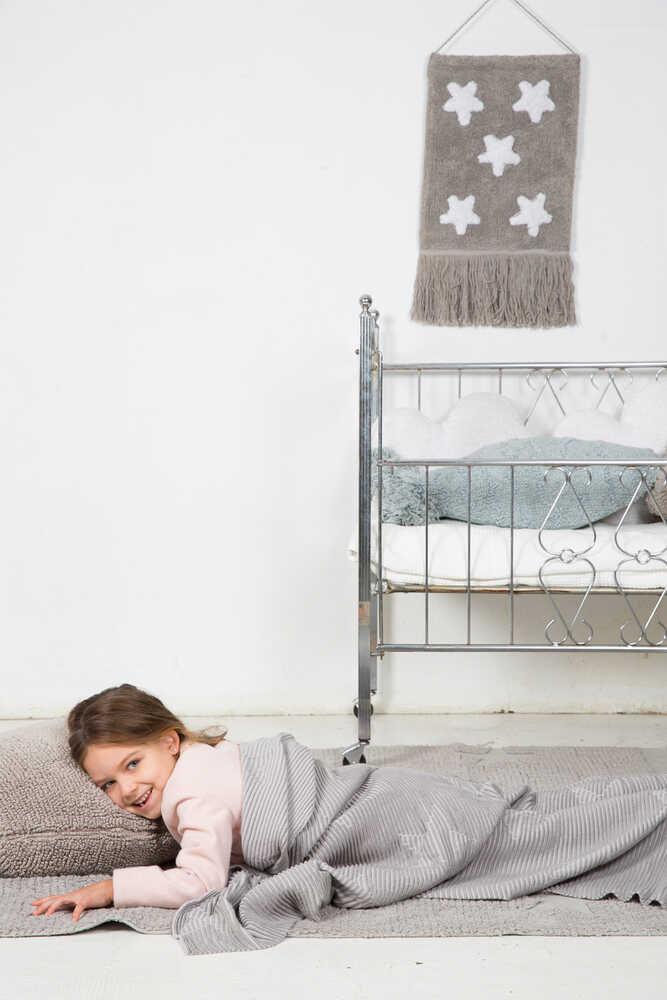 lorena-canals-hippy-stars-gris-perle-couverture-b-b-en-tricot image 2