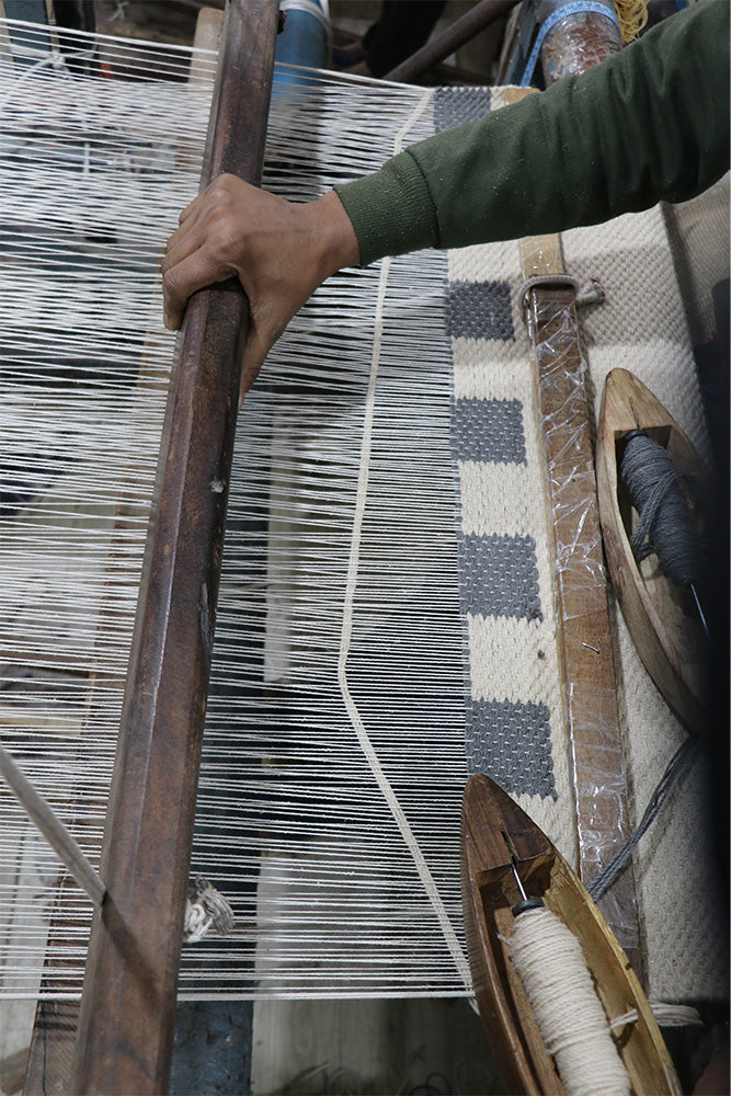 lorena-canals-tapis-handloom-intersecting-natural-tapis-laine-et-coton image 3
