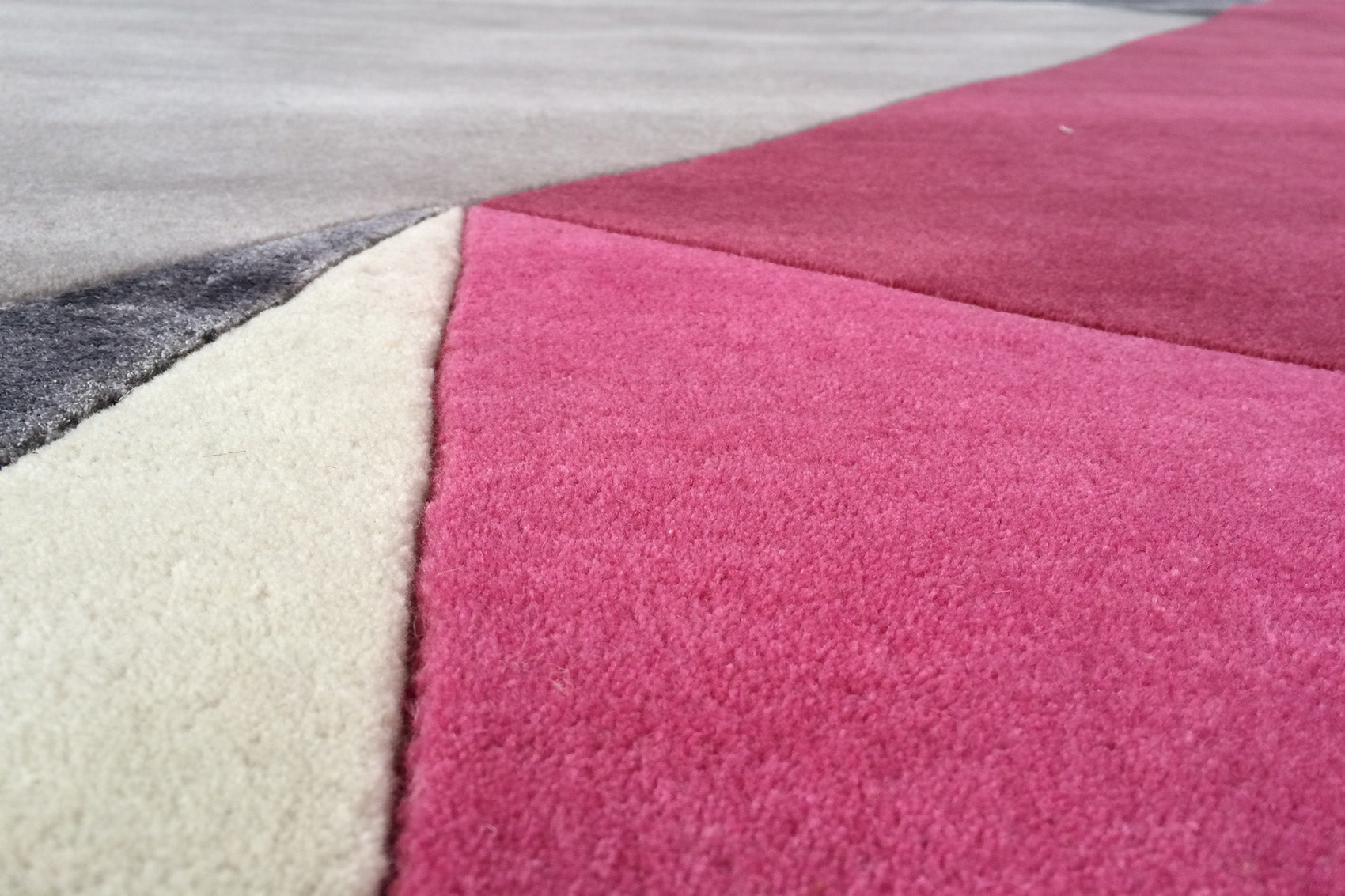 serge-lesage-balance-tapis-h-ritage-70-s-triangles-chauds image 2