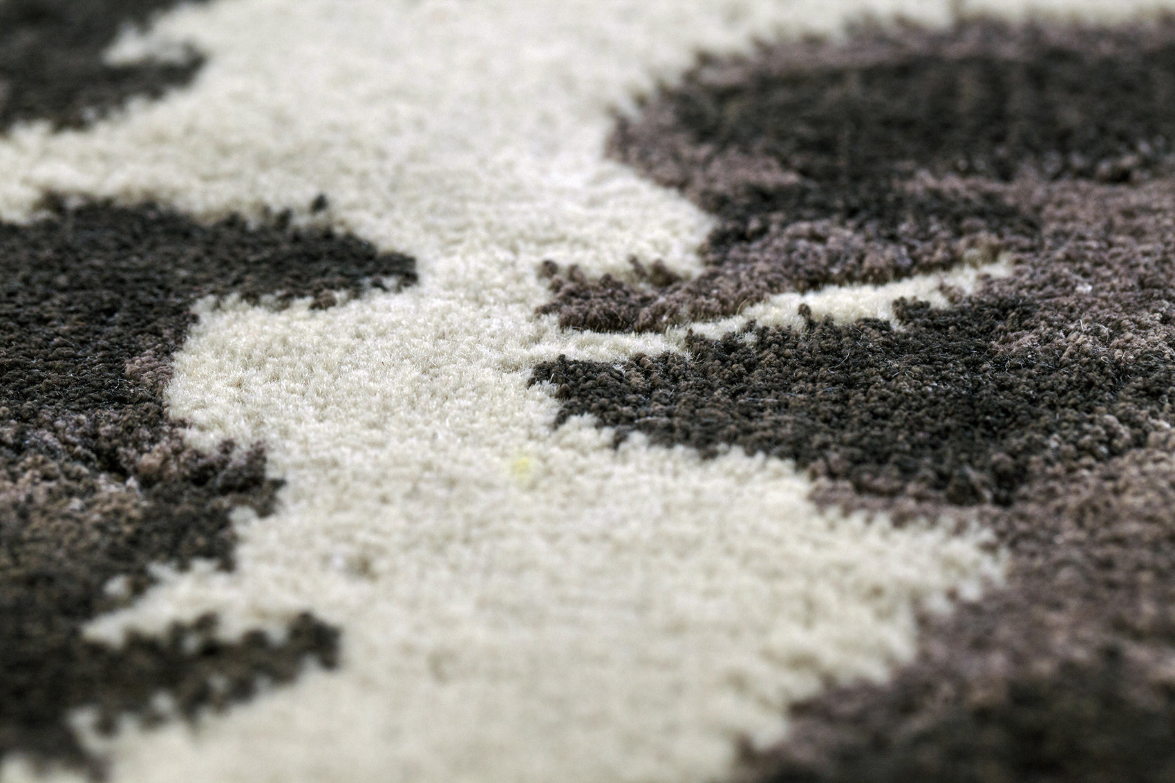tapis-ovale-serge-lesage-skin-noir-blanc image 3