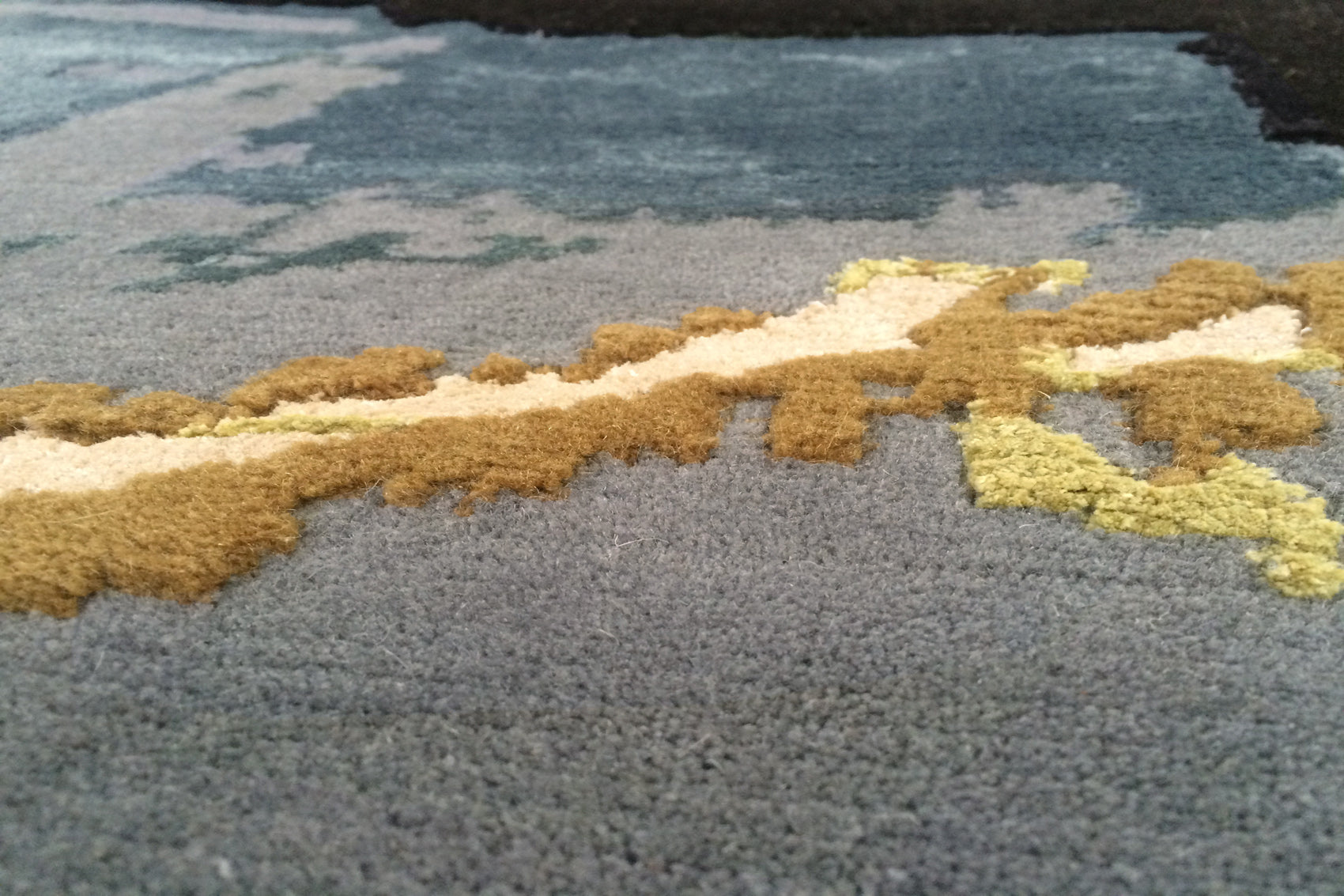 serge-lesage-tapis-eclat-automnal-tapis-spectaculaire-ocre-et-bleu image 3