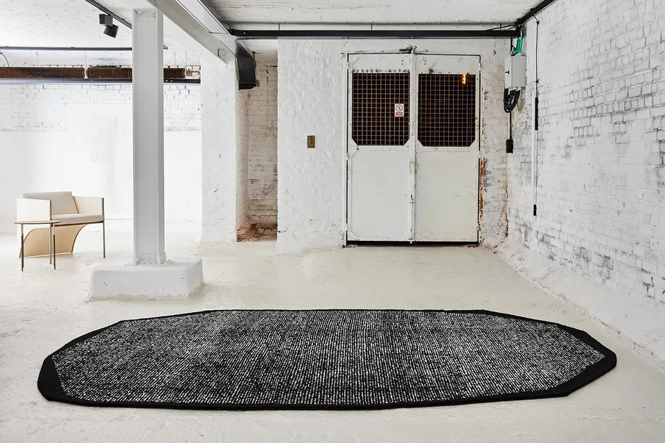 serge-lesage-tapis-cocoon-ii-noir-et-blanc-forme-irr-guli-re image 1