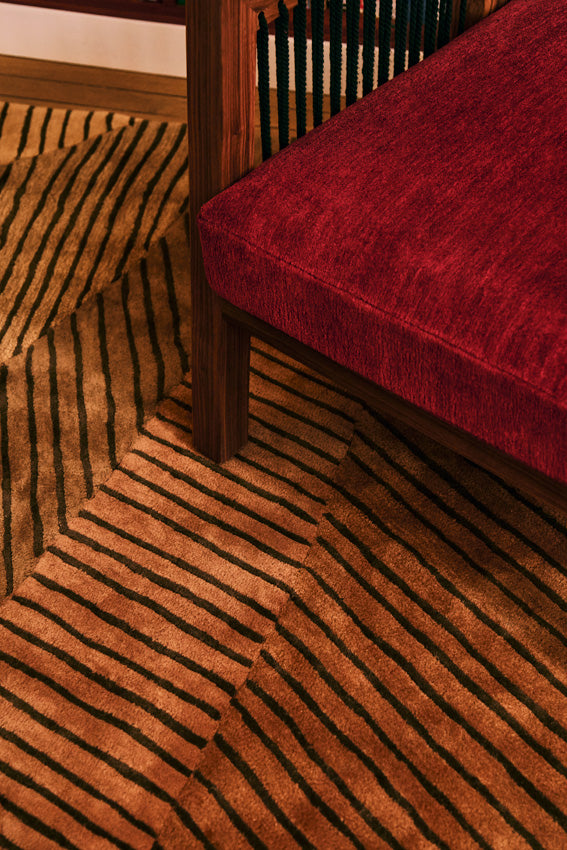 toulemonde-bochart-ammonite-ocre-tapis-tuft-main-reda-amalou image 4