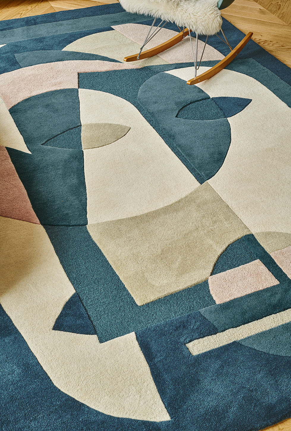 toulemonde-bochart-aduma-nuit-tapis-bleu-tuft-main-florence-bourel image 4