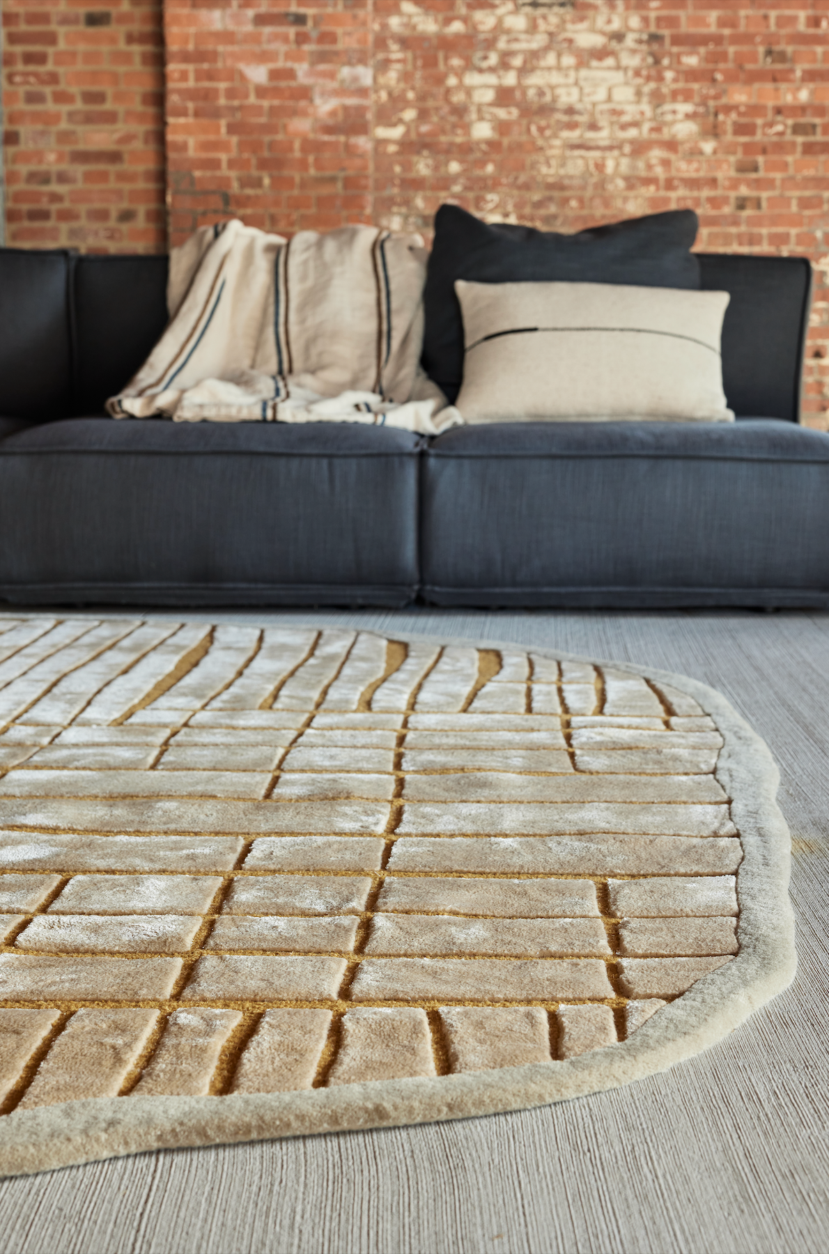 serge-lesage-tapis-kigumi-fr-ne-tapis-contemporain-beige-marron image 3