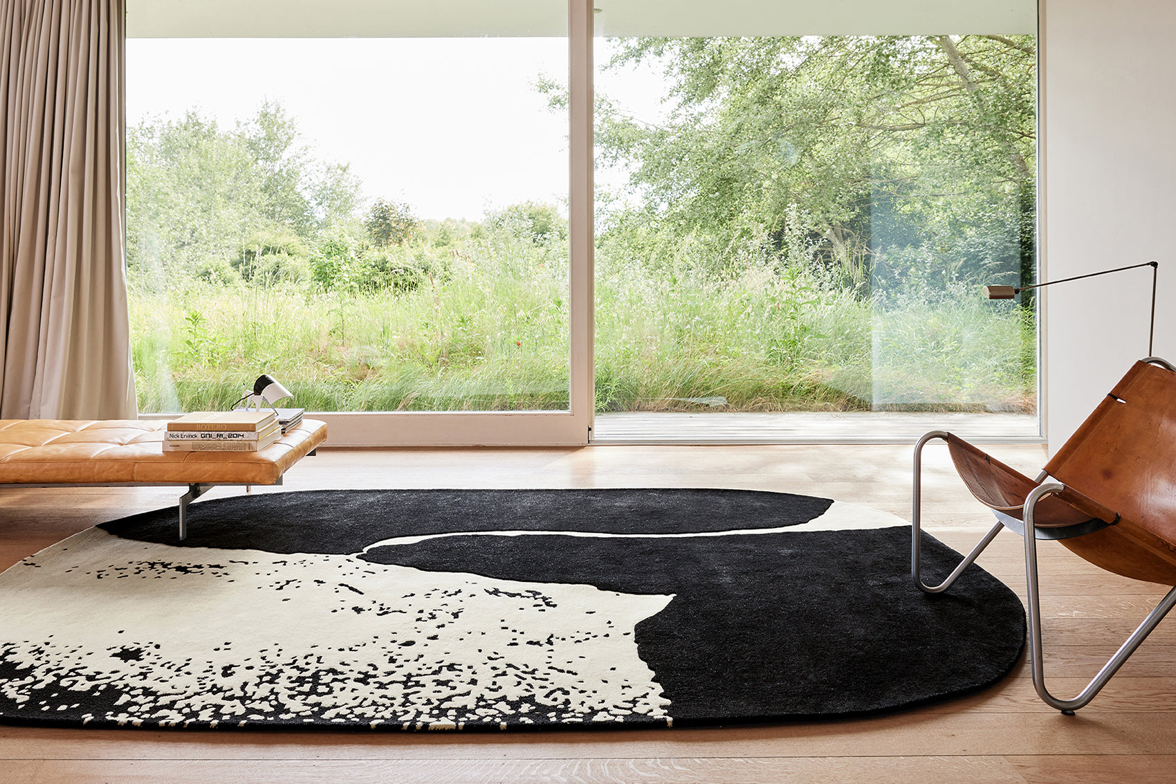 serge-lesage-akita-cru-ardoise-tapis-laine-contraste image 1