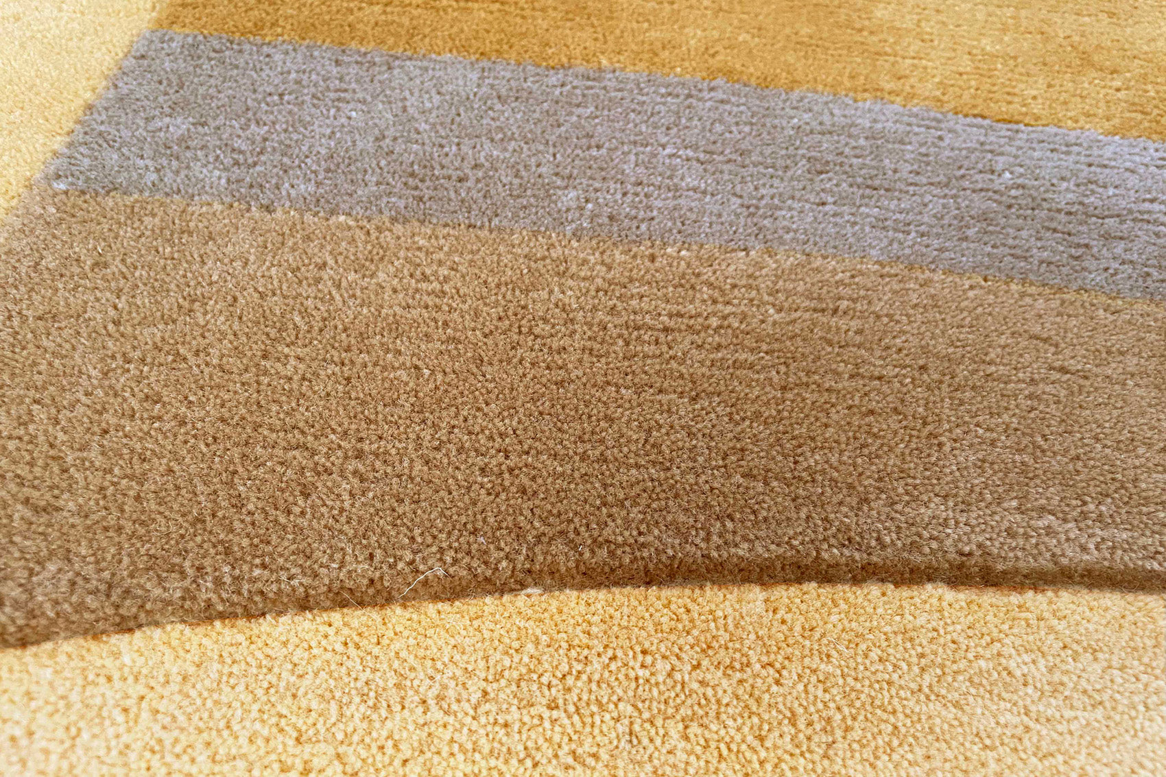 serge-lesage-gong-tapis-contemporain-miel image 3