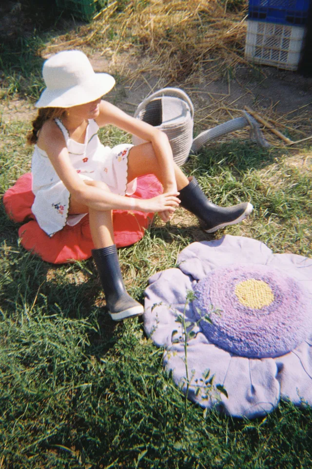 lorena-canals-coussin-de-sol-purple-poppy-coussin-de-sol-enfant image 1