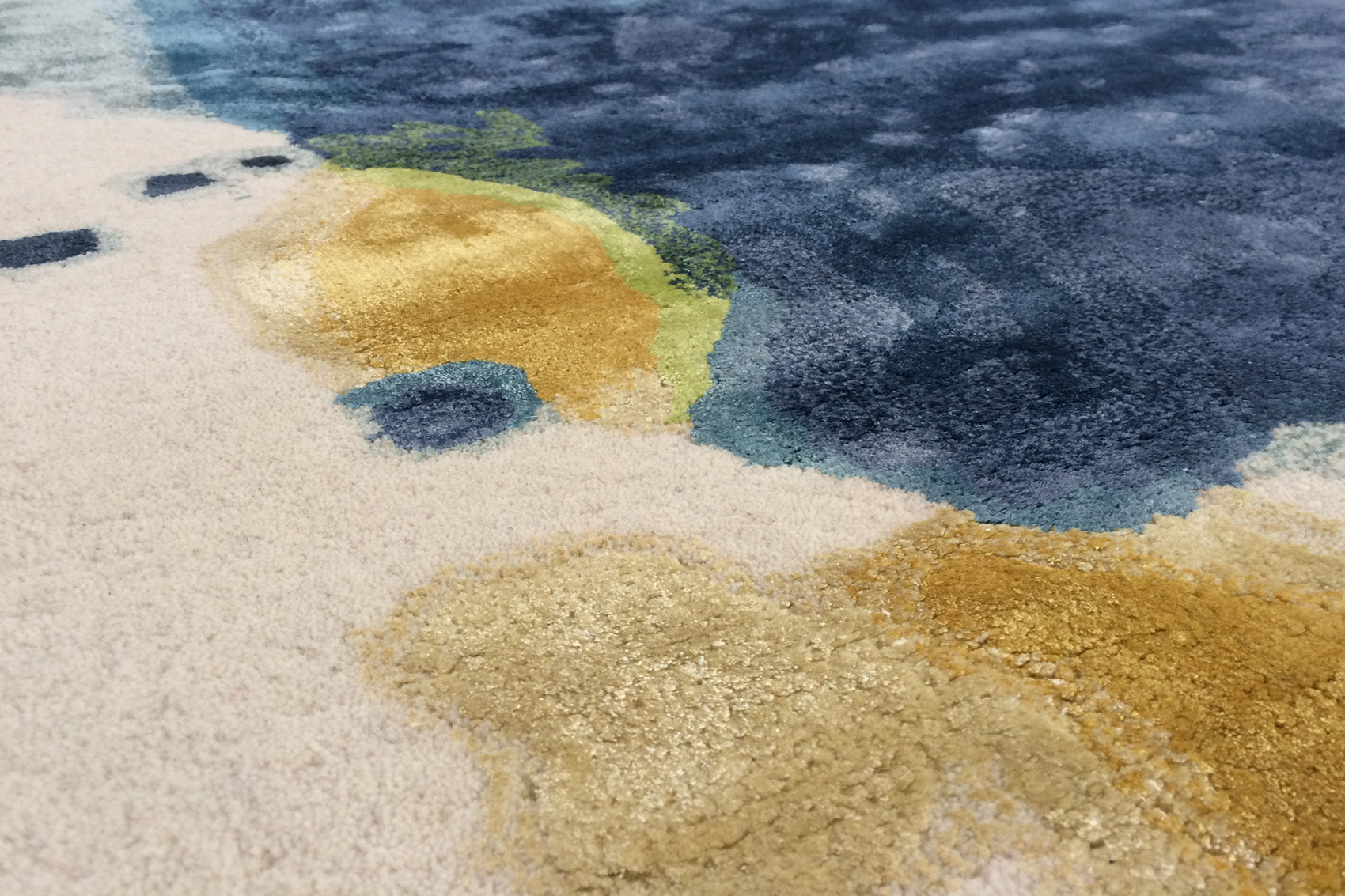 serge-lesage-mask-bleu-vert-tapis-tuft-main-laine-et-soie image 3