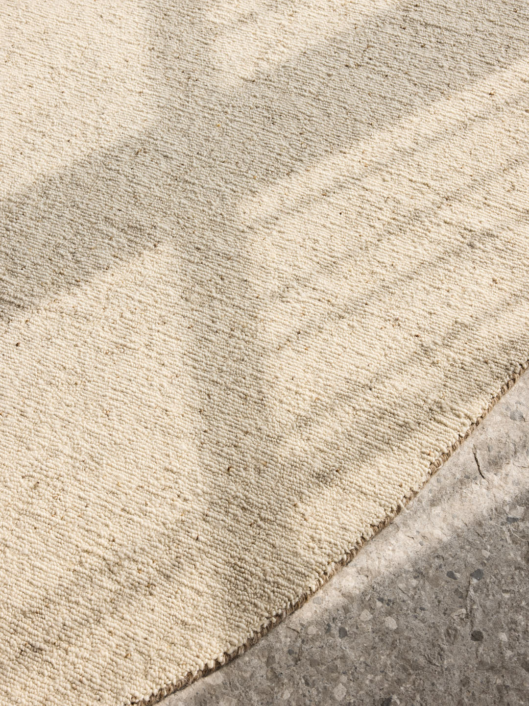 serge-lesage-chalki-beige-tapis-ovale-blanc-collection-cyclades image 3