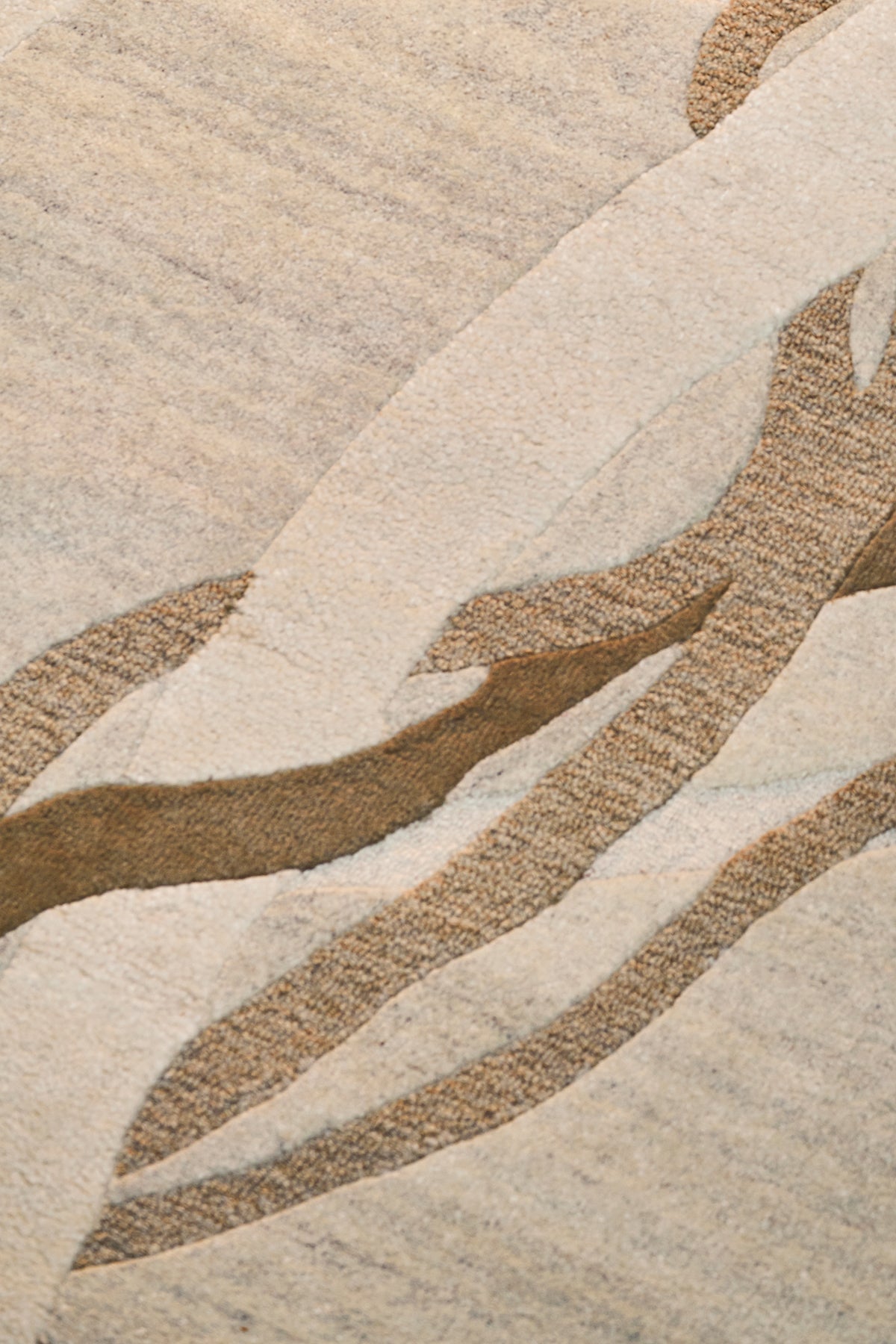 toulemonde-bochart-tapis-lianes-beige-en-laine-tuft-main-laur-meyrieux image 4
