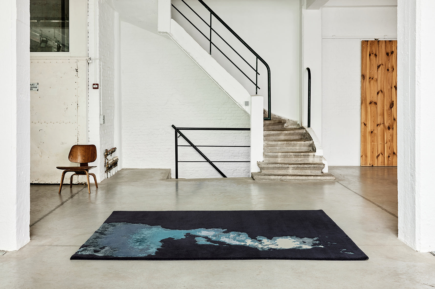 serge-lesage-behind-bleu-tapis-d-grad-bleus-fait-main image 1