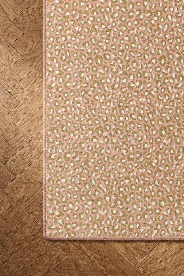 toulemonde-bochart-l-opard-rev-tement-rose-tapis-rose-motif-l-opard image 1