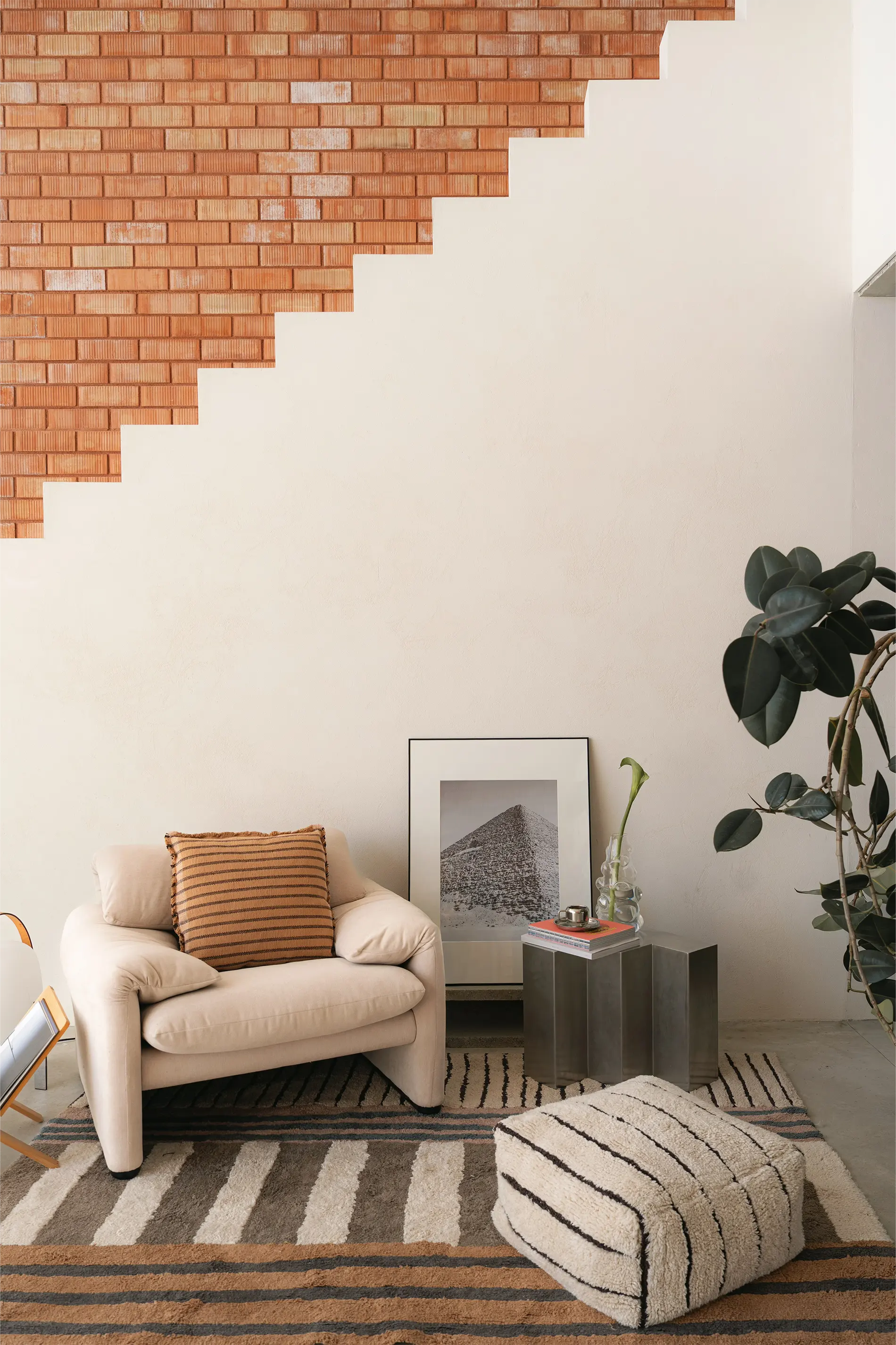lorena-canals-coussin-lines-ochre-coussin-tiss-main image 6