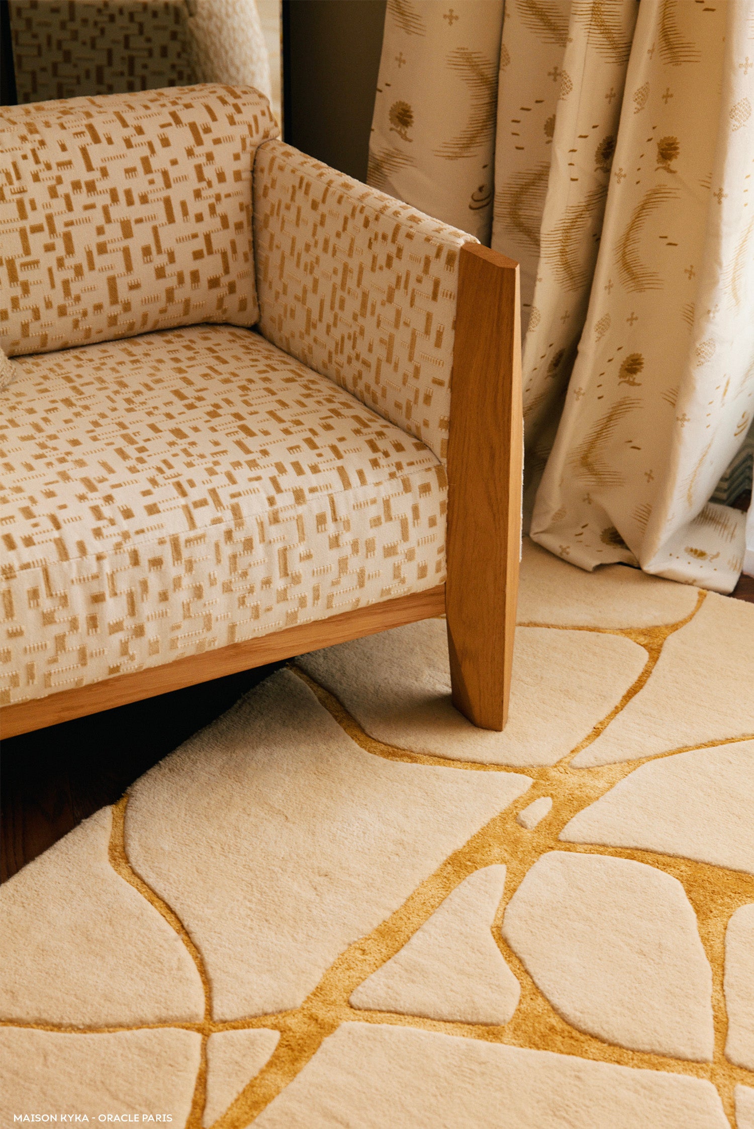 toulemonde-bochart-ambre-naturel-tapis-blanc-et-or-laine-et-viscose-fait-main image 4