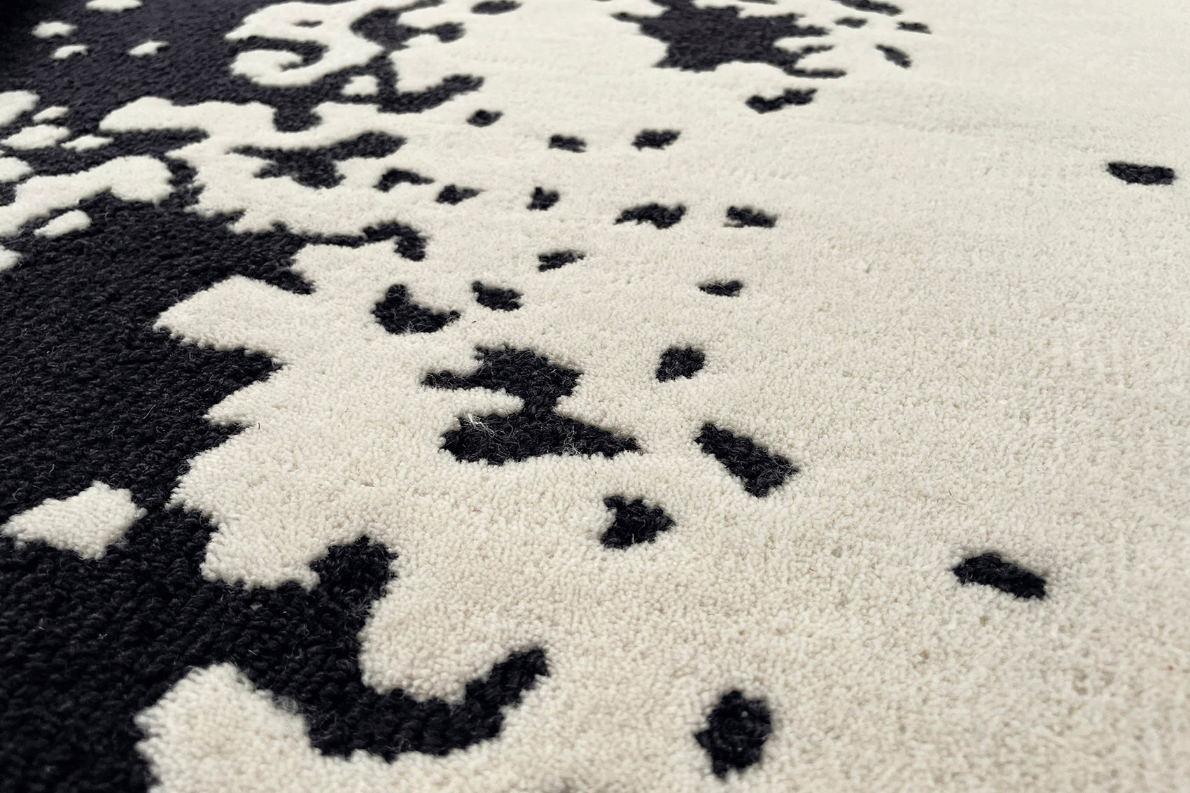 serge-lesage-akita-cru-ardoise-tapis-laine-contraste image 3