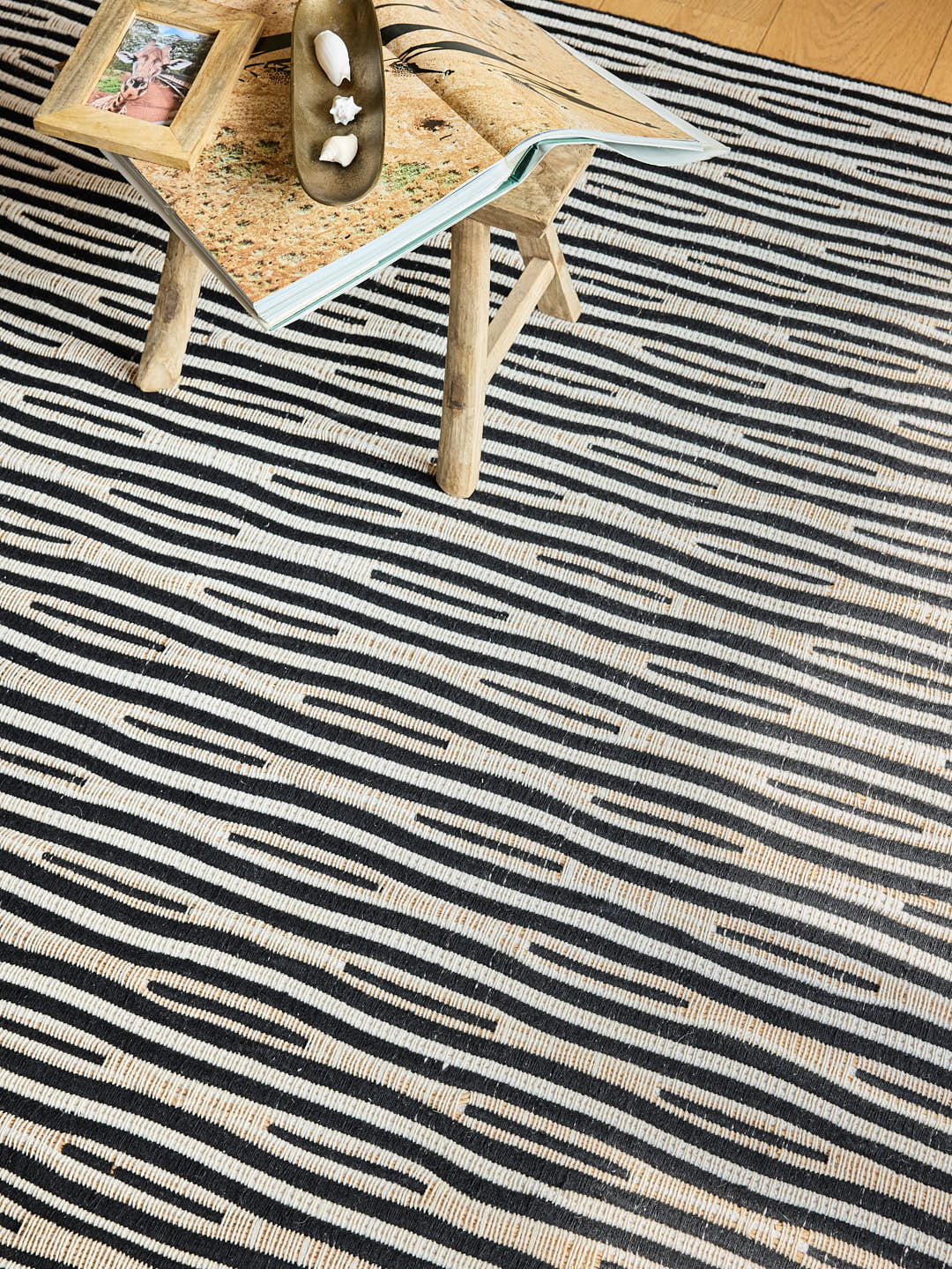 serge-lesage-tapis-zuri-tapis-tiss-main-laine-raffia-et-coton image 4