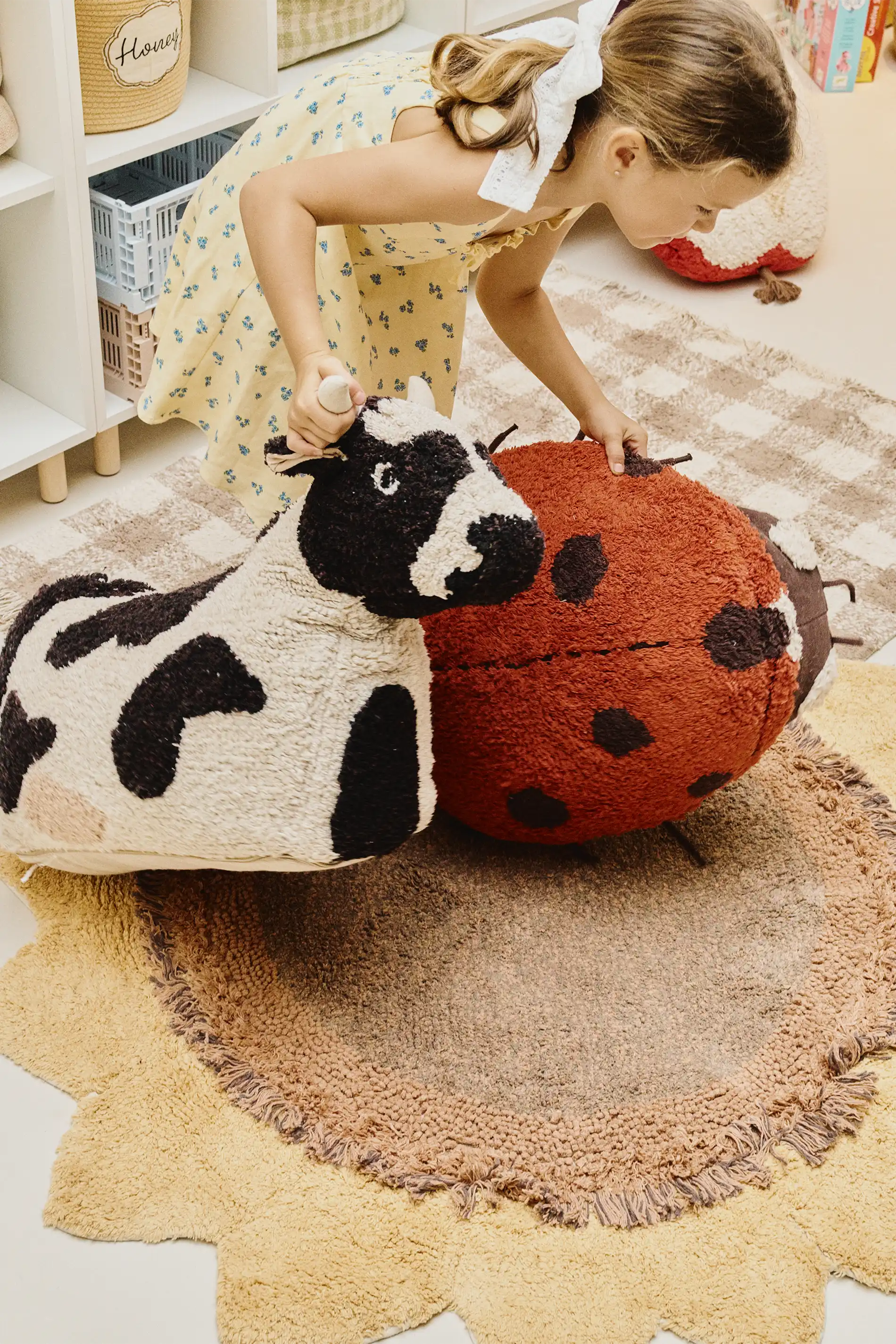 lorena-canals-coussin-de-sol-maria-the-ladybug-pouf-coccinelle image 6