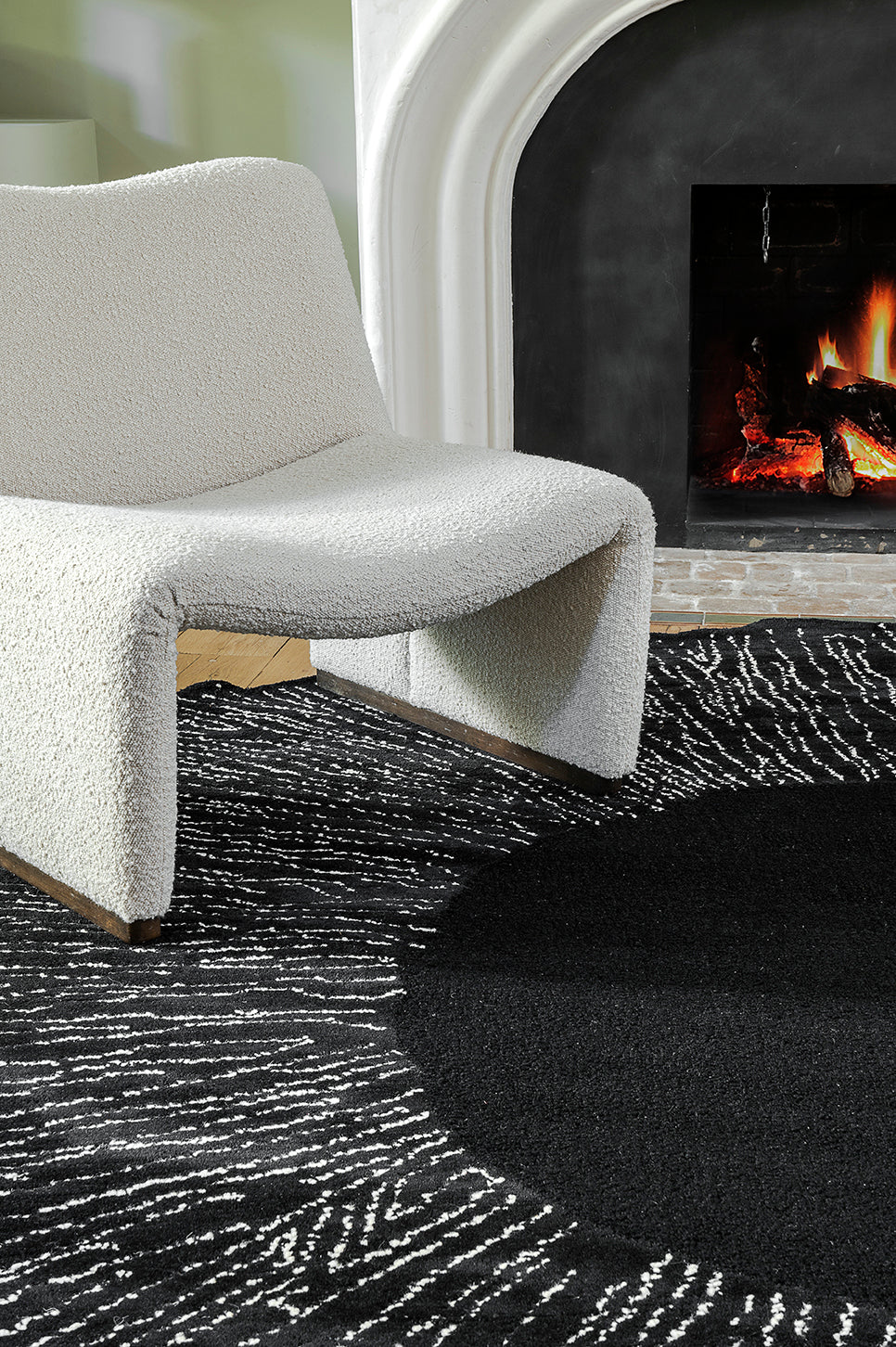 toulemonde-bochart-eye-flower-noir-tapis-rond-100-laine-tuft-main image 4