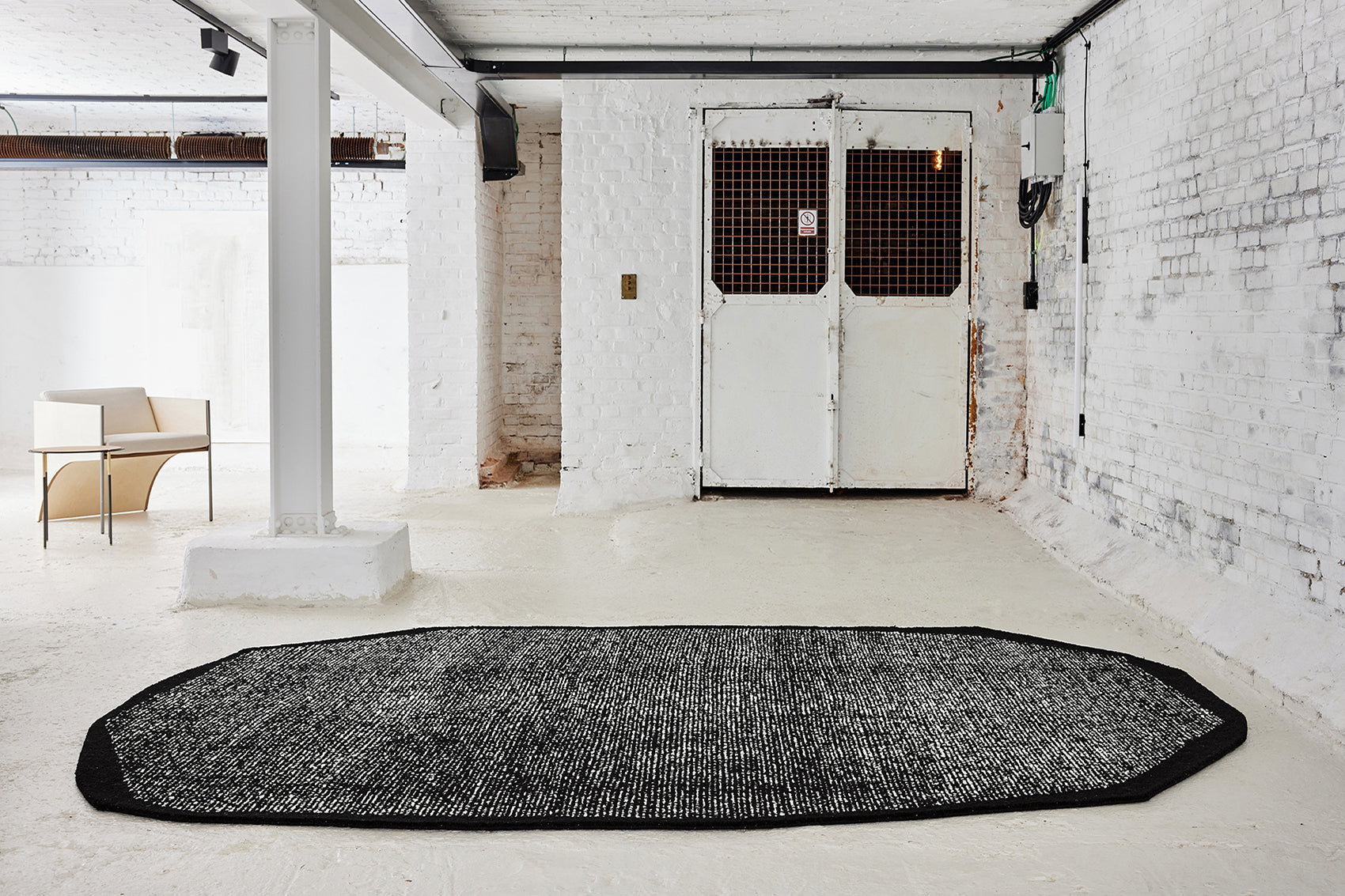 serge-lesage-tapis-cocoon-ii-noir-et-blanc-forme-irr-guli-re image 1