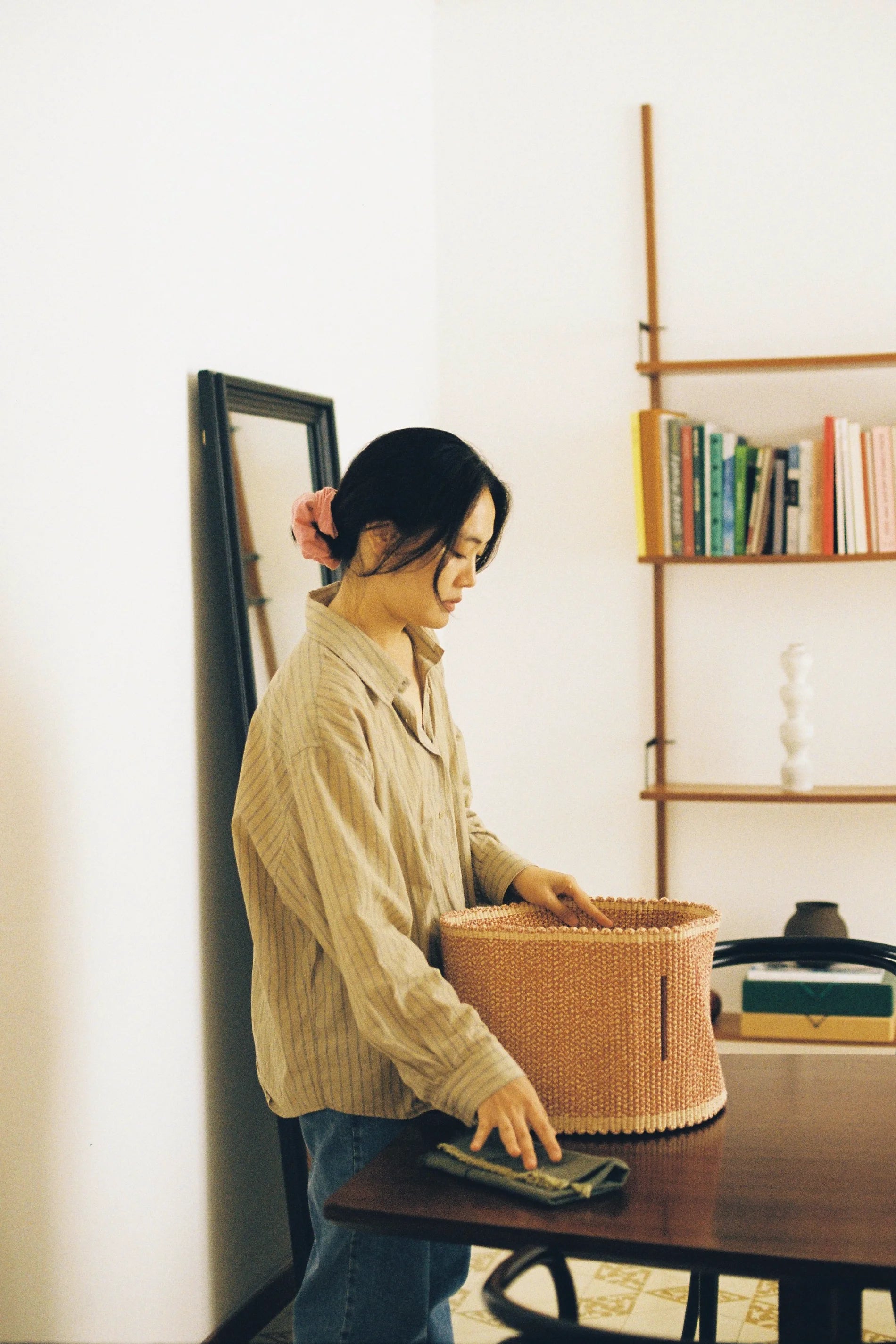 lorena-canals-handloom-vertical-terracotta-panier-en-corde-de-coton image 2