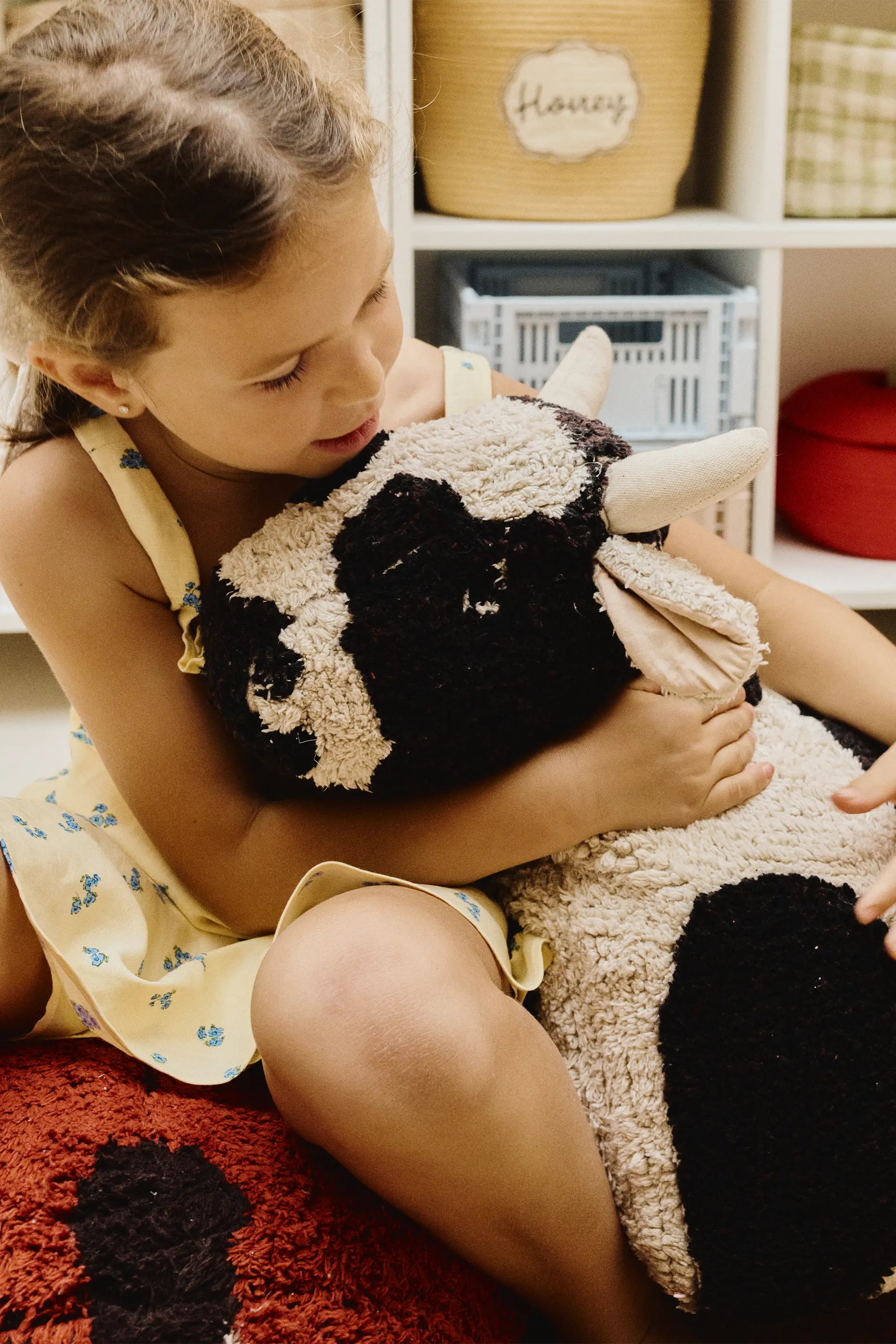 lorena-canals-pouf-lola-the-cow-pouf-enfant-vache image 7