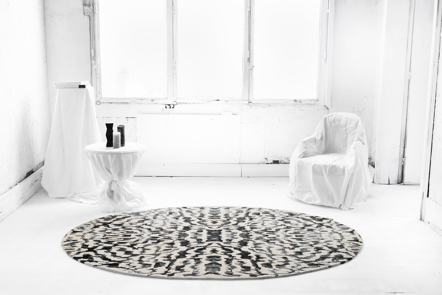 tapis-ovale-serge-lesage-skin-noir-blanc image 1