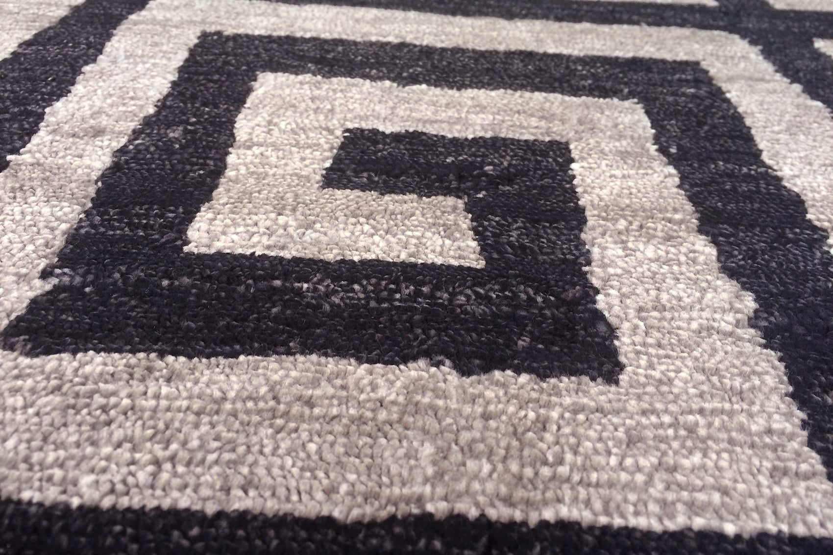 serge-lesage-labyrinth-noir-argent-200x300-tapis-exclusif image 3