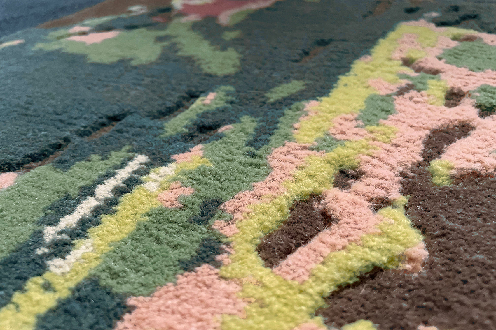 serge-lesage-tapis-crust-baie-d-arbousier-tapis-en-laine-relief image 3
