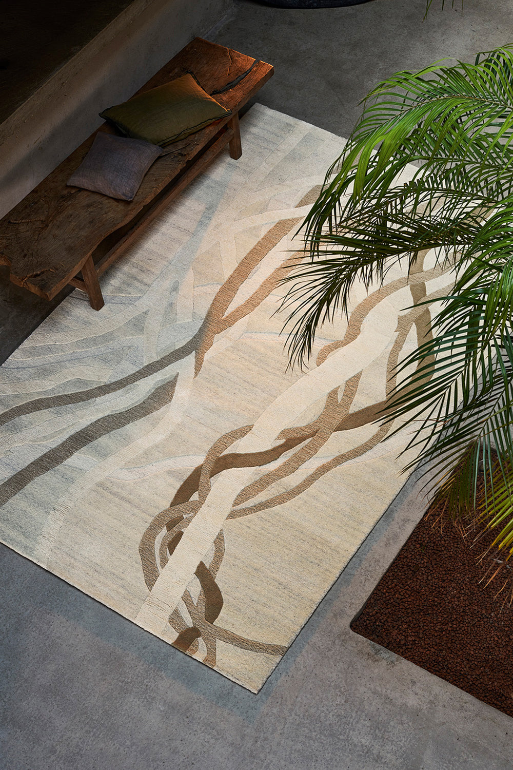 toulemonde-bochart-tapis-lianes-beige-en-laine-tuft-main-laur-meyrieux image 2