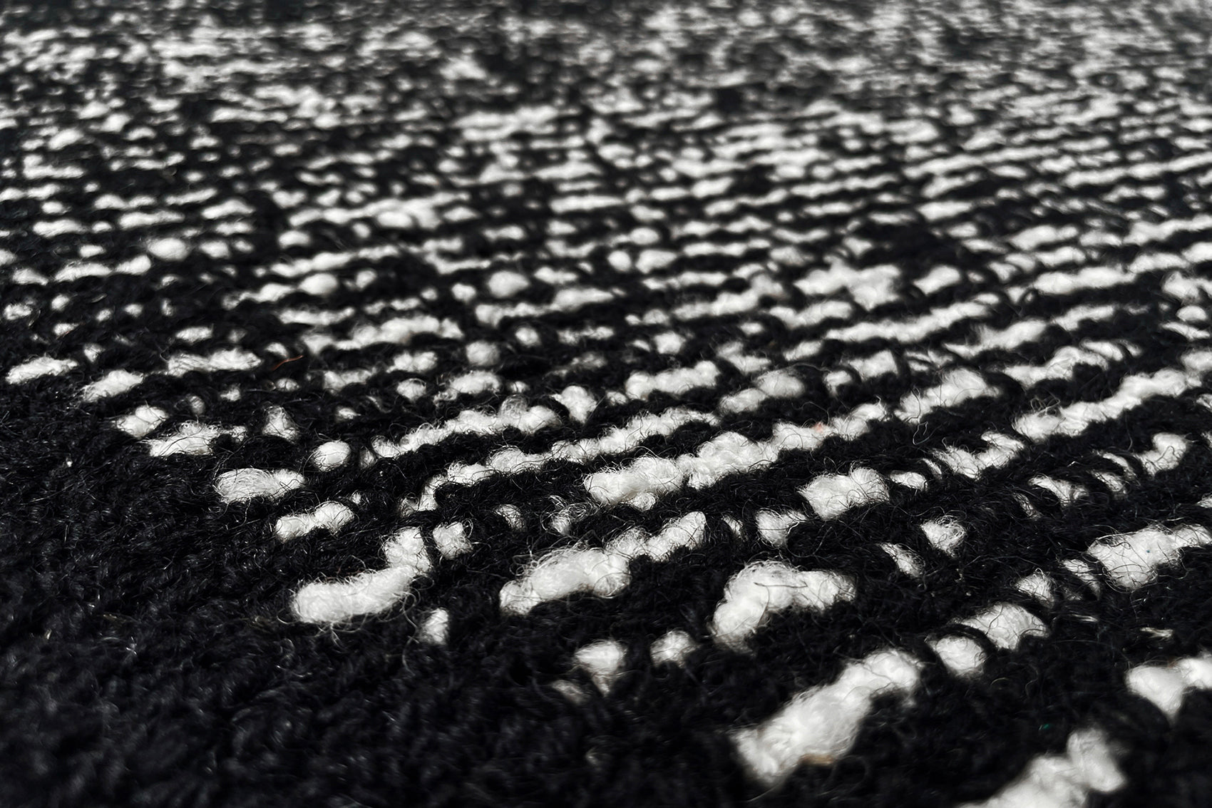 serge-lesage-tapis-cocoon-ii-noir-et-blanc-forme-irr-guli-re image 3