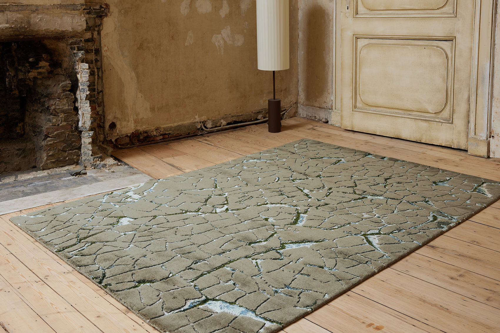 serge-lesage-tapis-kintsugi-gris-mastic-tapis-bambou-et-laine-craquel image 1