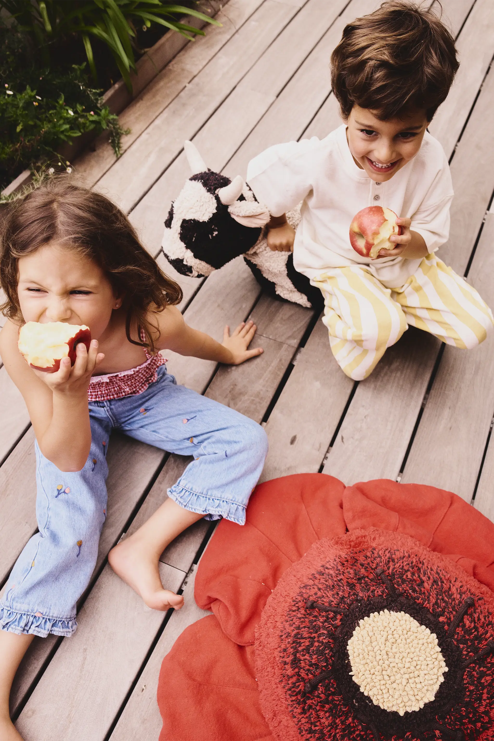 lorena-canals-pouf-lola-the-cow-pouf-enfant-vache image 6