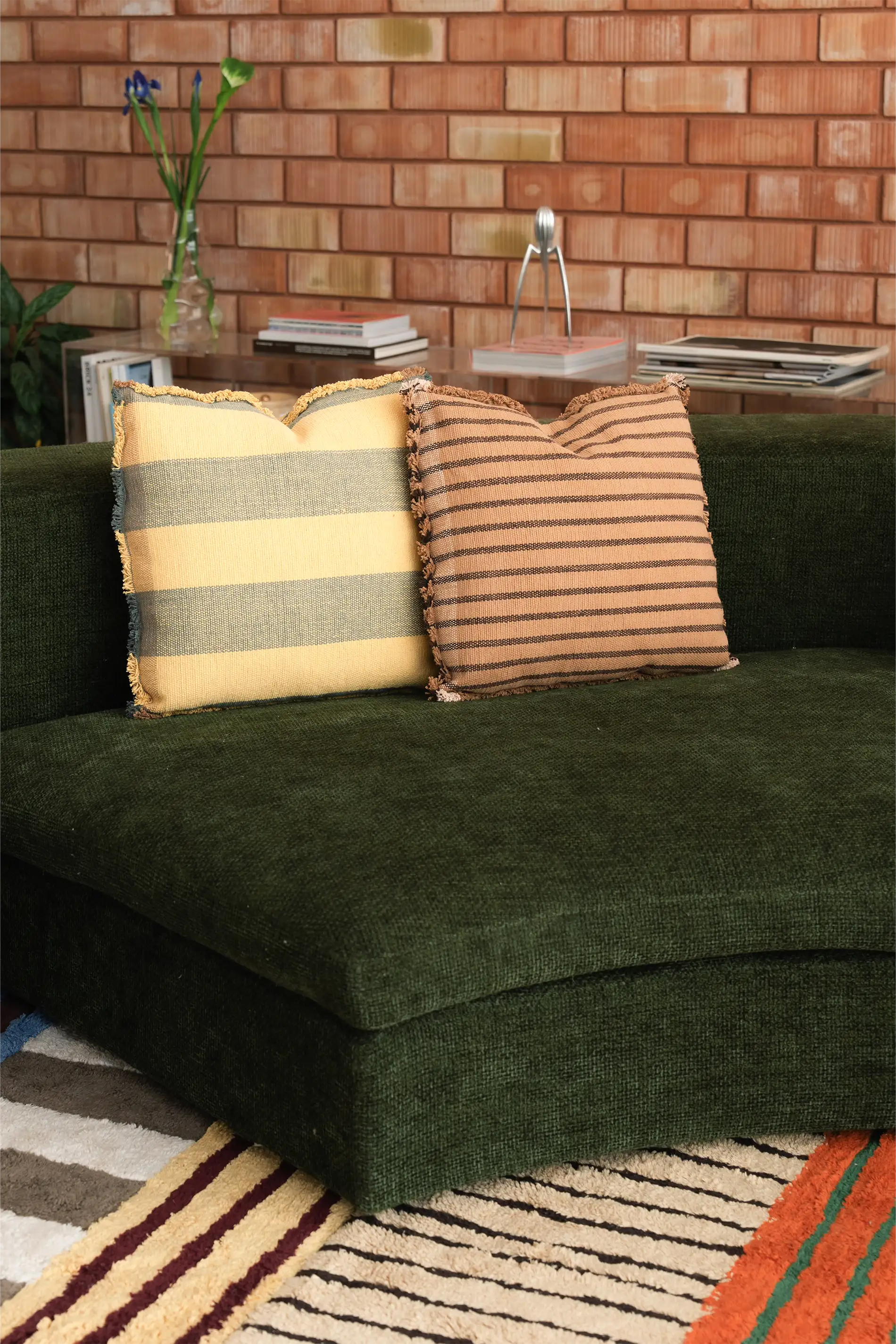 lorena-canals-coussin-lines-ochre-coussin-tiss-main image 8
