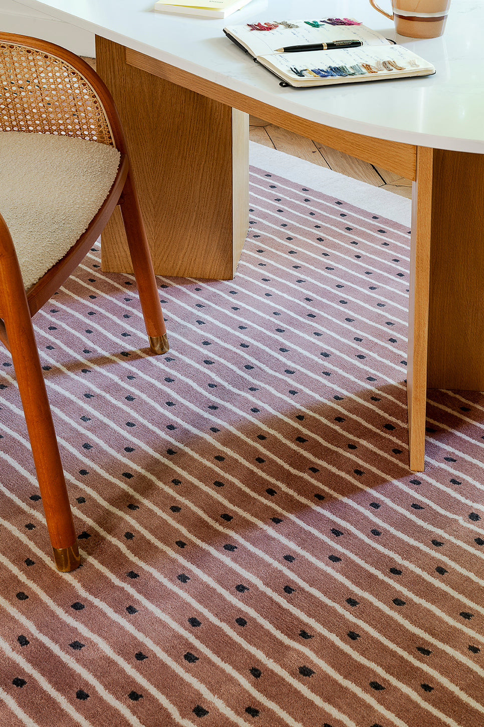 toulemonde-bochart-exclamation-bois-de-rose-tapis-rose-laine-tuft-main image 3