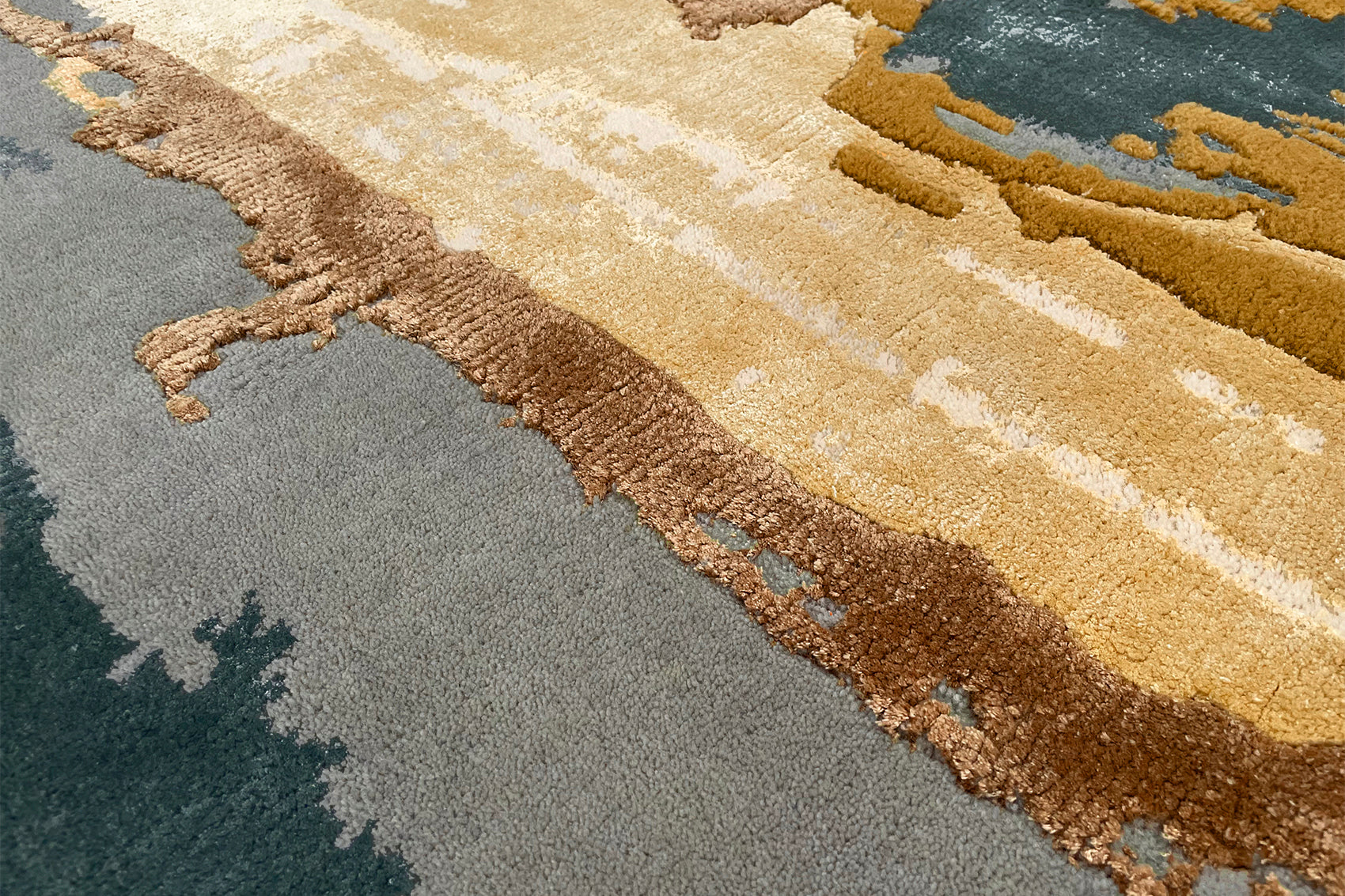 serge-lesage-tapis-eclat-dor-nou-main image 3