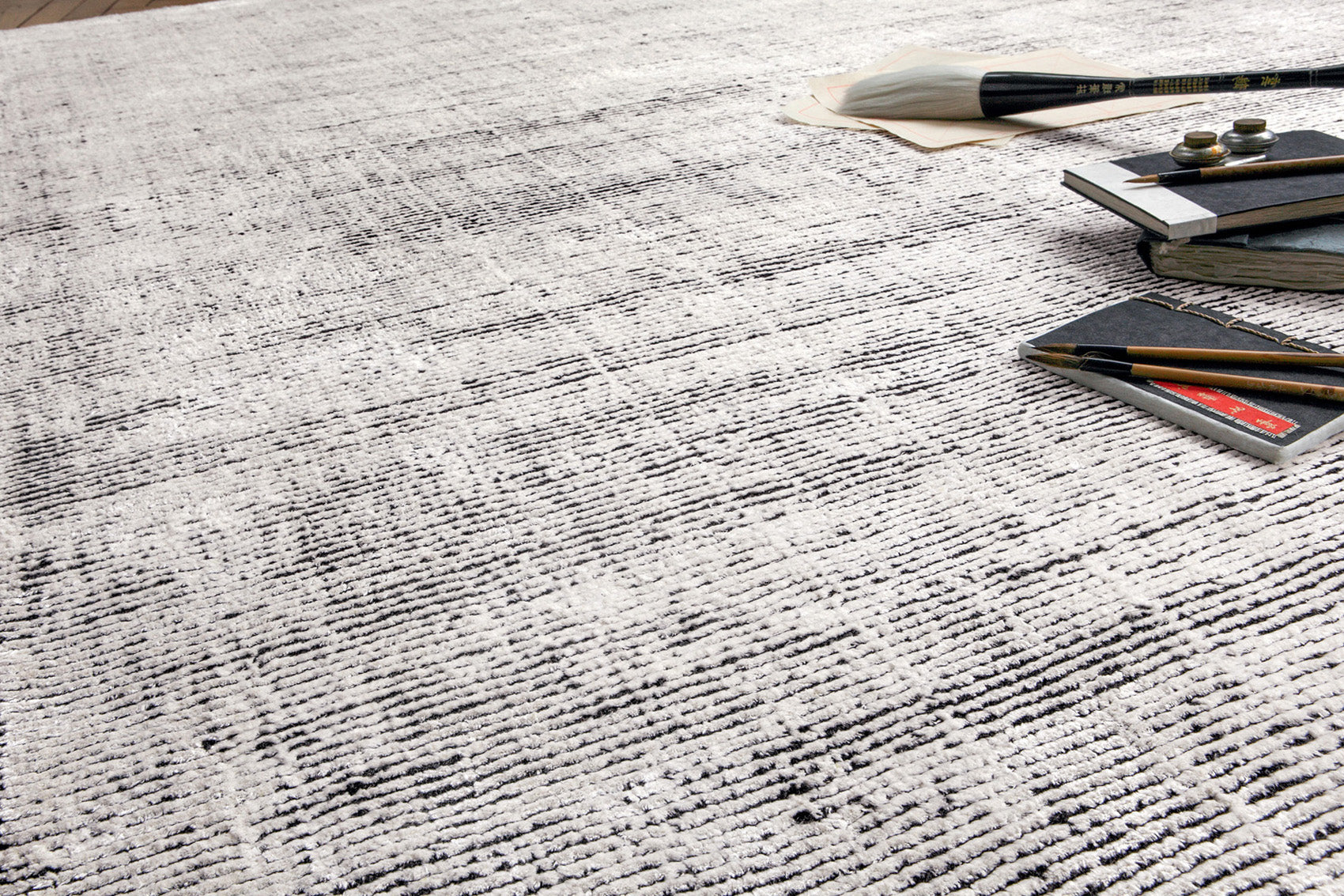 tapis-serge-lesage-sutton-noir-et-blanc-laine-et-soie-ray image 1