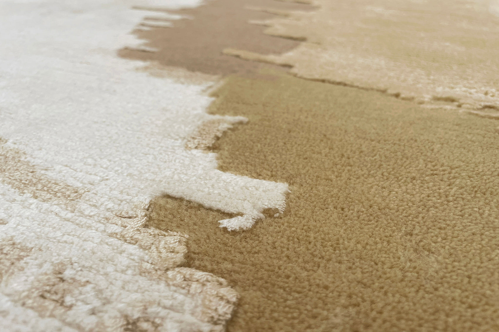 serge-lesage-hoek-tapis-beige-abstrait-relief image 3