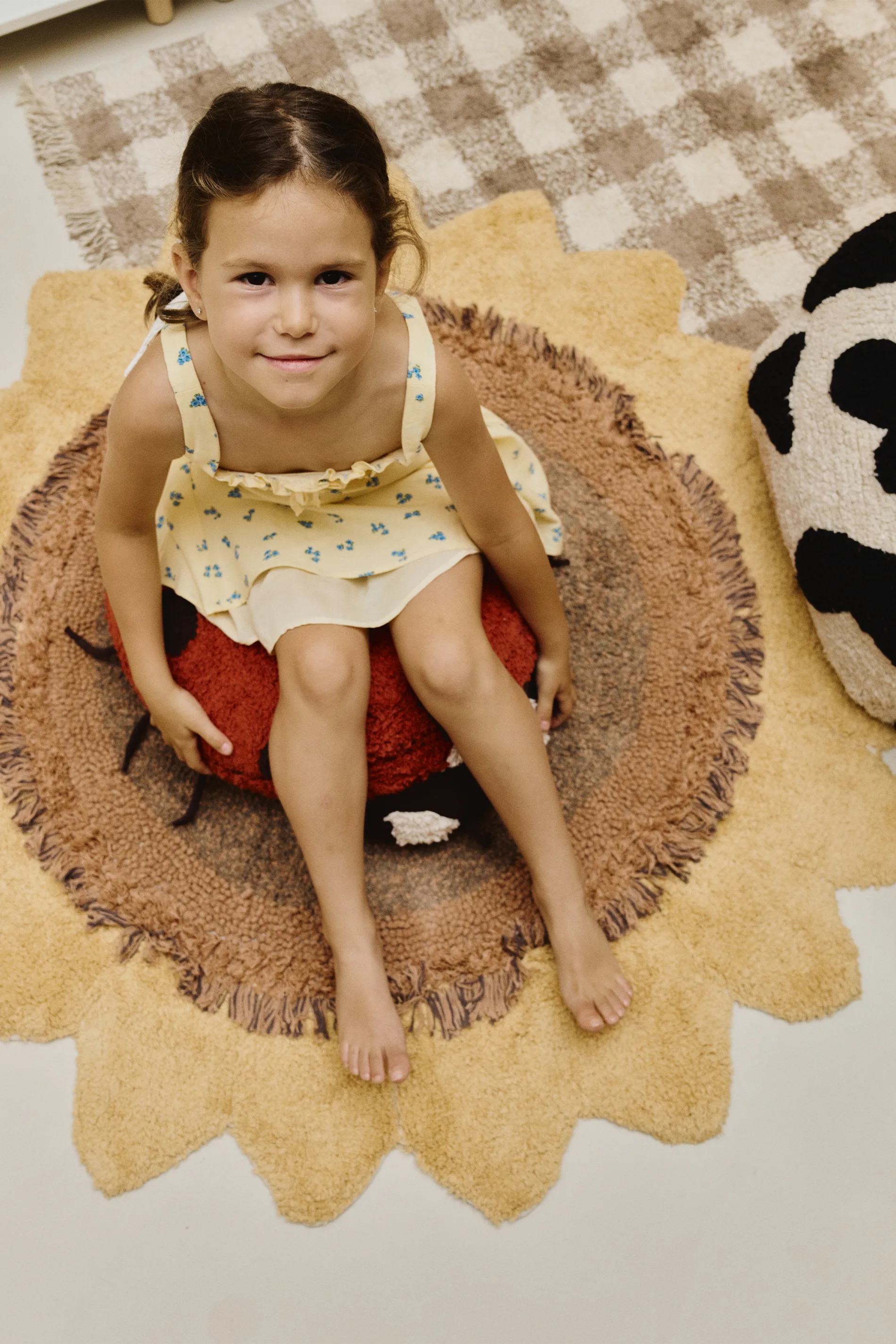 lorena-canals-coussin-de-sol-maria-the-ladybug-pouf-coccinelle image 8