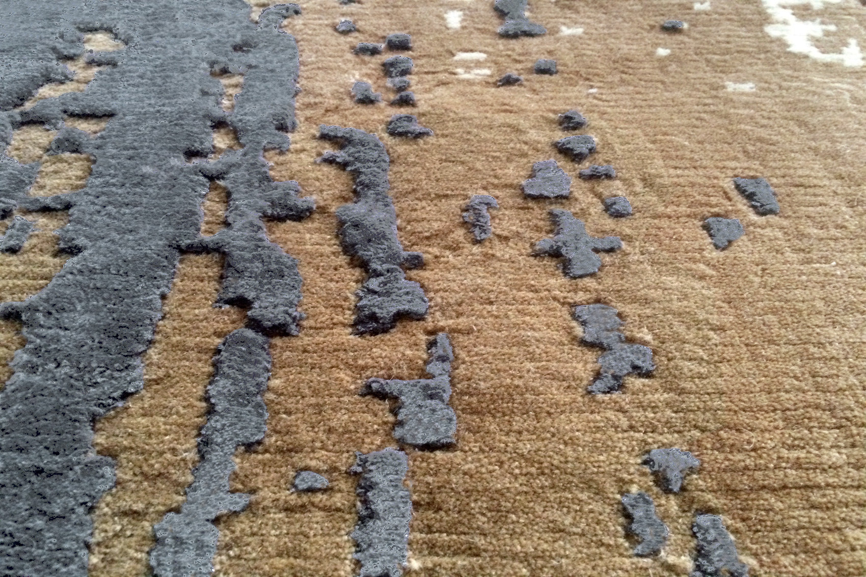 serge-lesage-used-caramel-tapis-nou-main-laine-et-soie-v-g-tale image 3