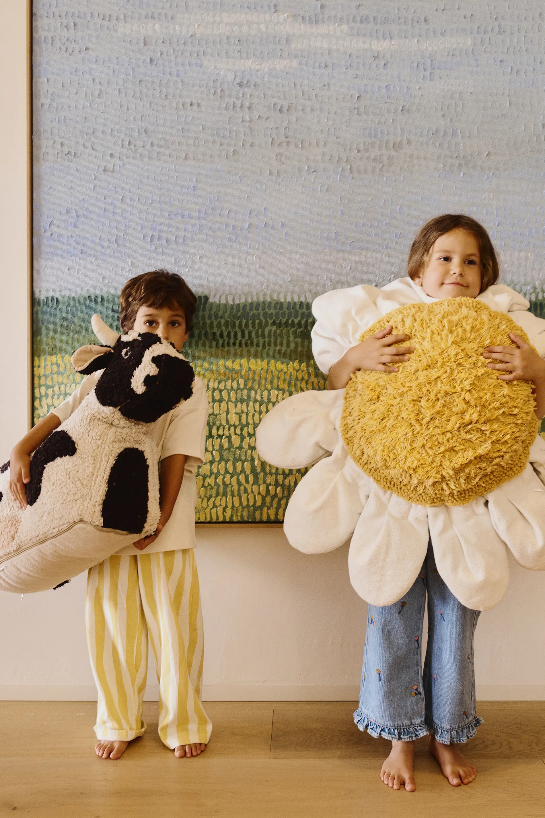 lorena-canals-pouf-lola-the-cow-pouf-enfant-vache image 4